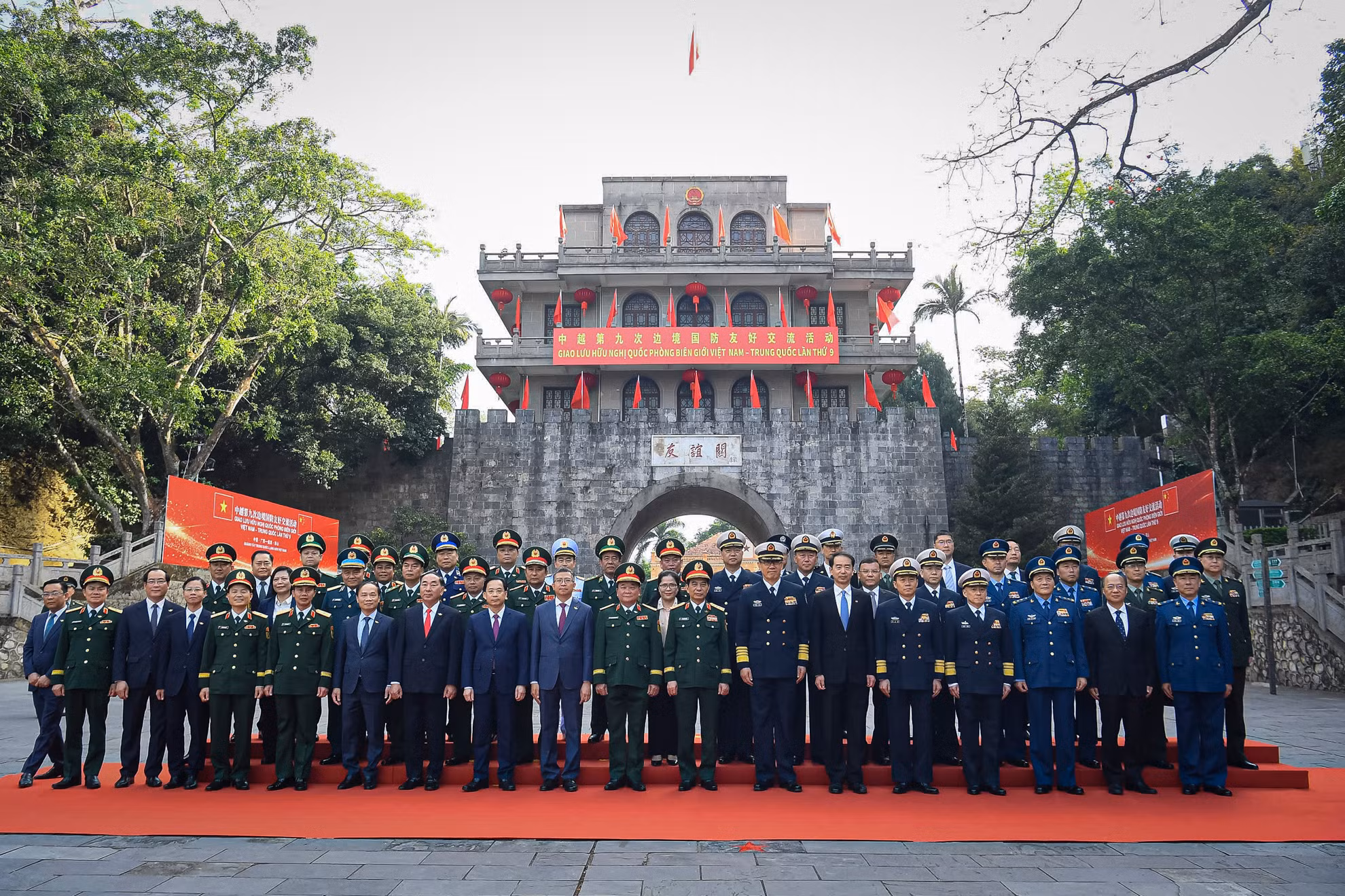 Các đại biểu chụp ảnh lưu niệm.