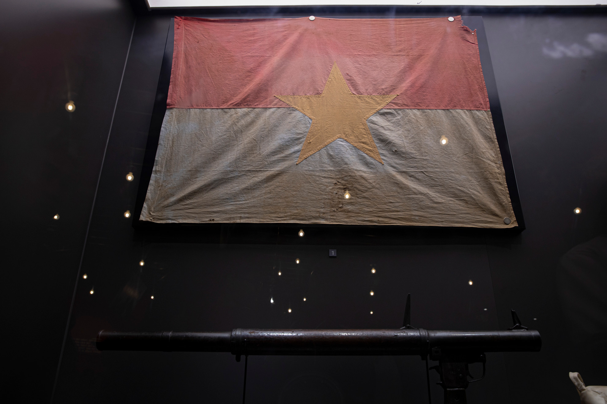 Cờ "Mặt trận Dân tộc giải phóng miền nam Việt Nam" được Trung đoàn 1, Sư đoàn 10, Quân đoàn 3 treo tại Bộ Tổng Tham mưu nguỵ trong ngày 30/4/1975.