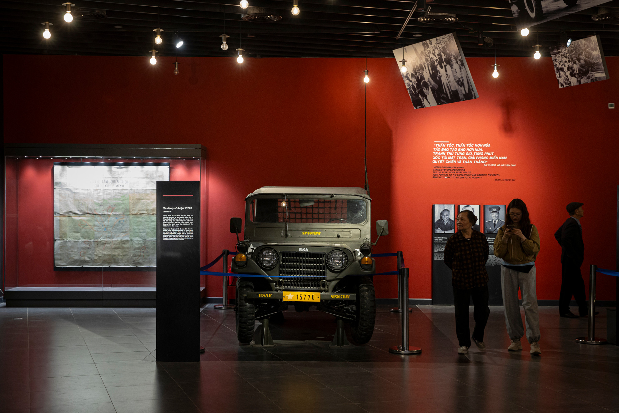 Xe Jeep số hiệu 15770 của Lữ đoàn dù ngụy bị bộ đội ta thu tại sân bay Đà Nẵng. Chiếc xe này được Đại uý Phạm Xuân Thệ, Trung đoàn phó Trung đoàn 66 cùng đồng đội sử dụng để tiến vào Dinh Độc Lập trưa 30/4/1975 và đưa Tổng thống ngụy sang Đài phát thanh đọc lời tuyên bố đầu hàng.