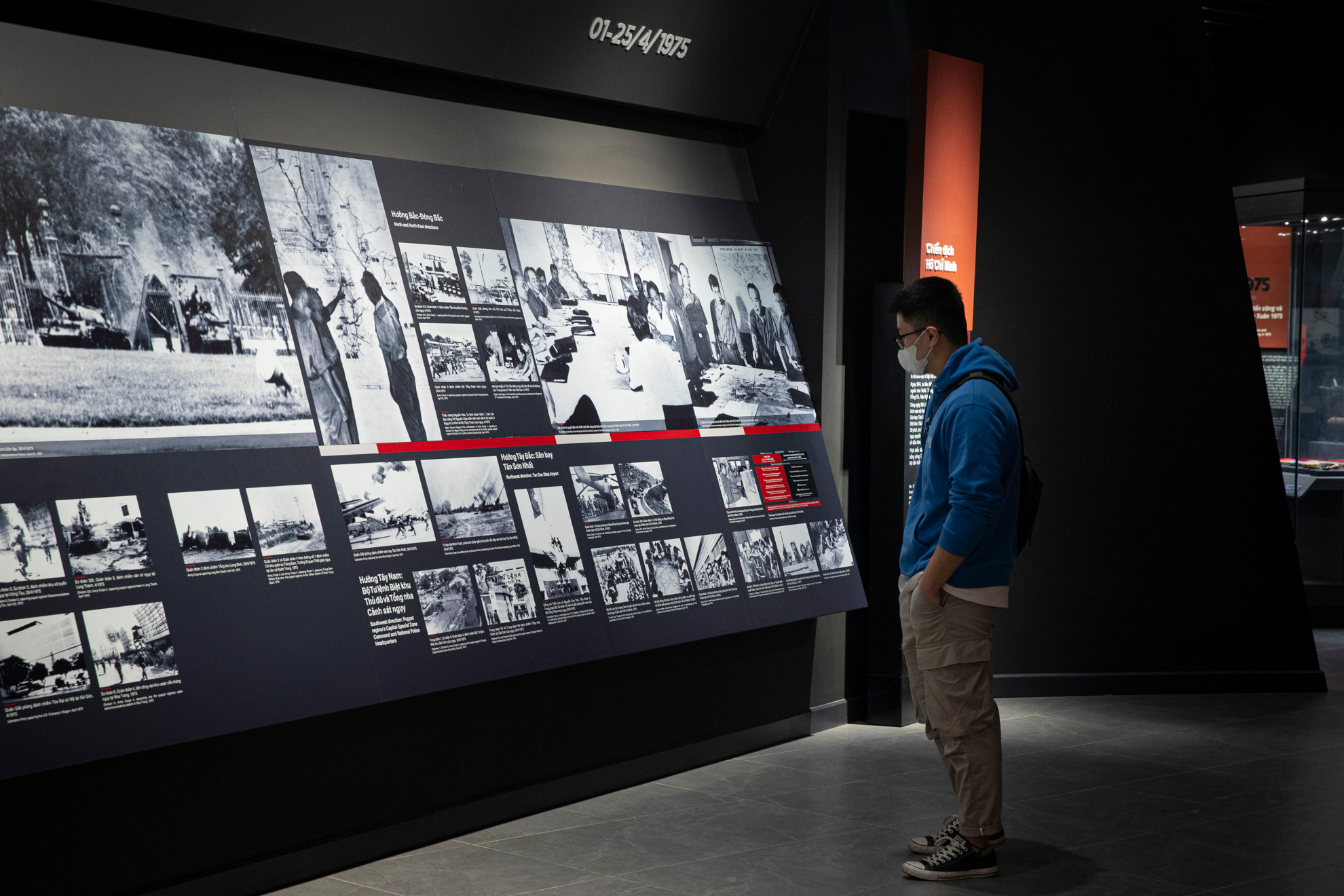 Du khách xem những hình ảnh được ghi lại trong Chiến dịch Hồ Chí Minh.