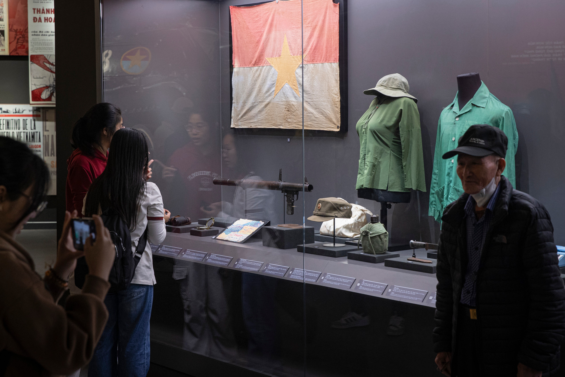 Người dân tham quan bảo tàng.