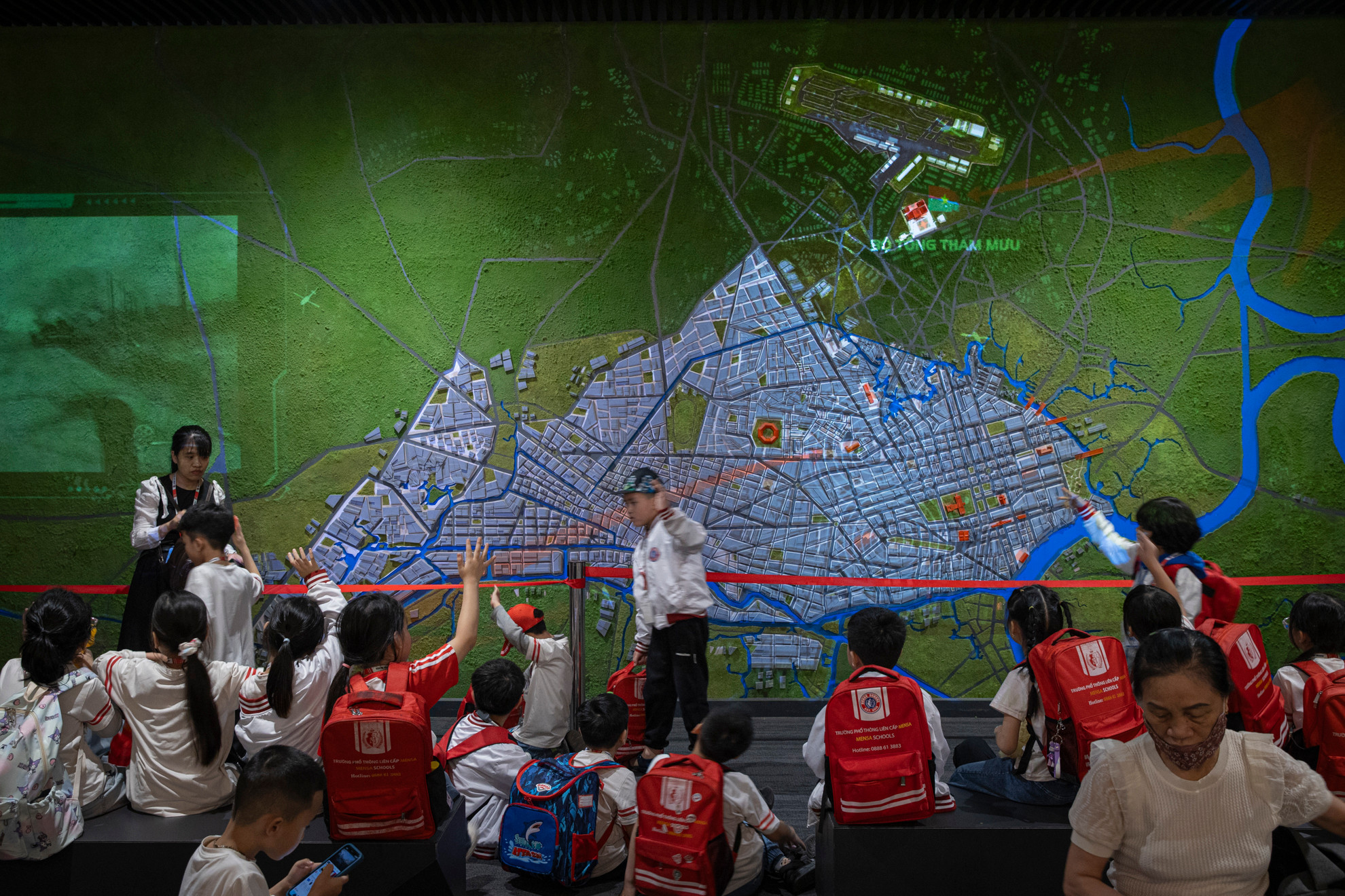 Các em học sinh thích thú trải nghiệm sa bàn Chiến dịch Hồ Chí Minh.