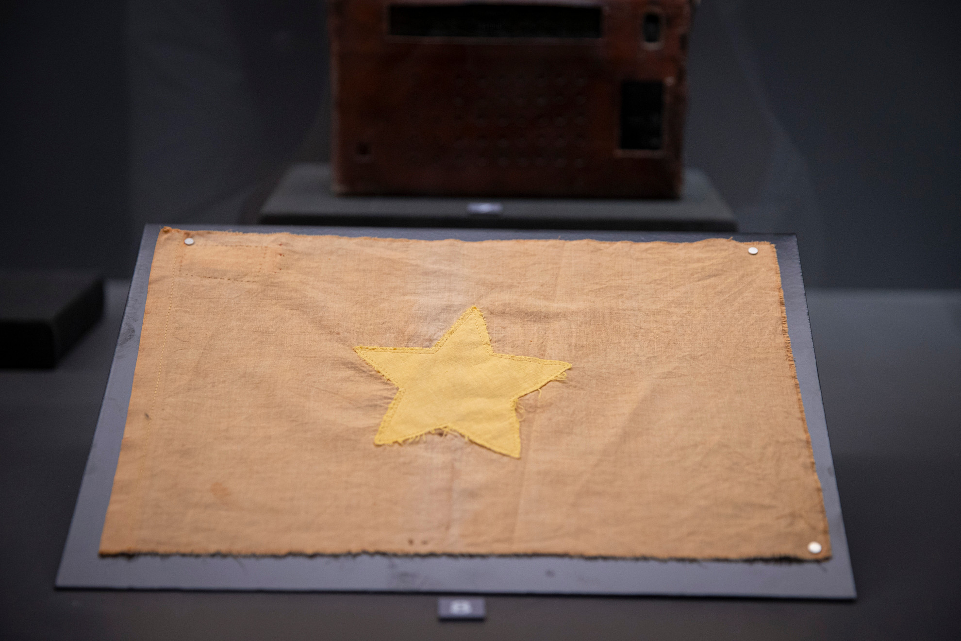 Quốc kỳ do đội biệt động Z32 may và phát cho nhân dân đón bộ đội vào Sài Gòn ngày 30/4/1975.