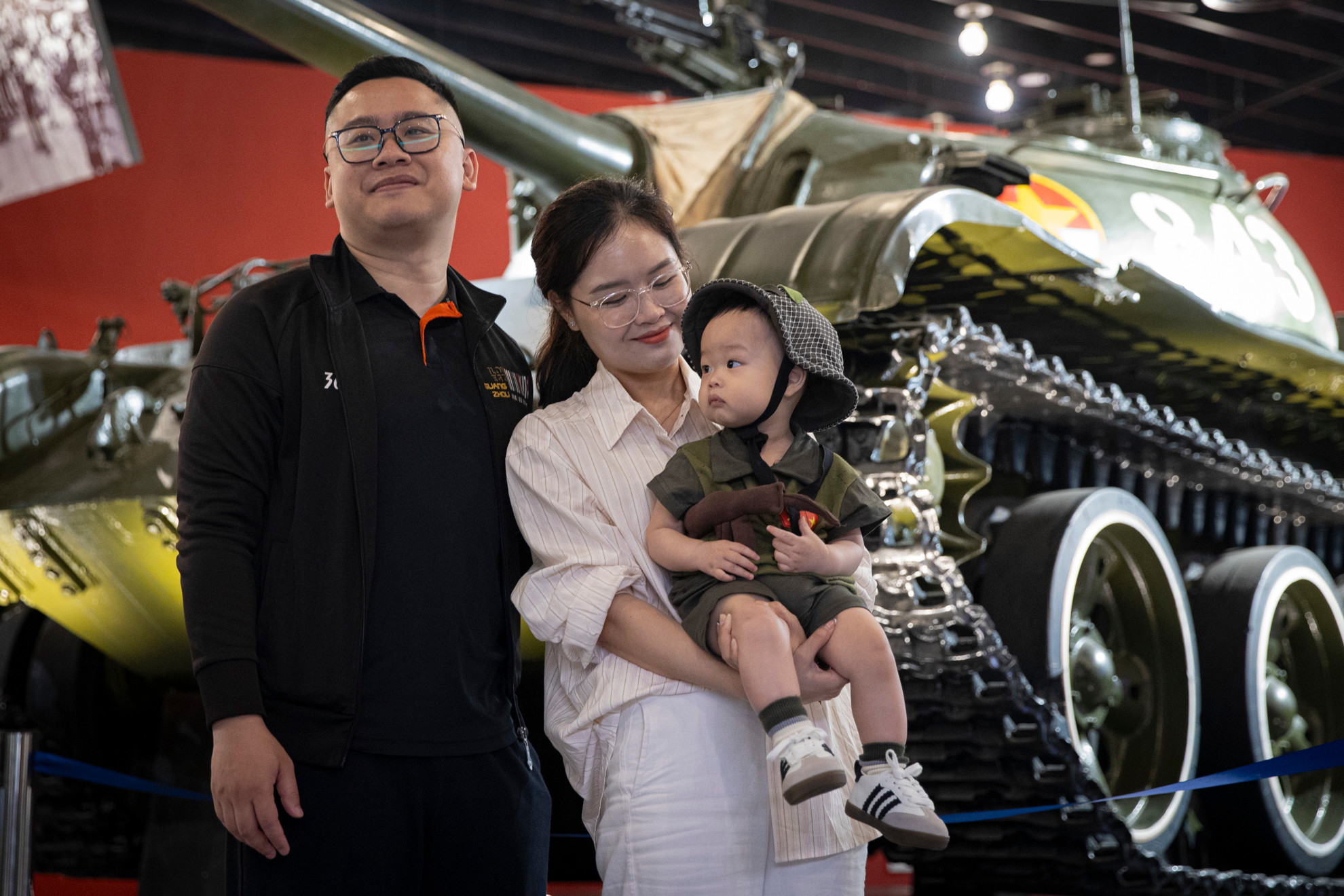 Chị Vũ Thị Thanh Thúy (Thanh Xuân, Hà Nội) cùng gia đình rất xúc động với những hiện vật liên quan đến Chiến dịch Hồ Chí Minh được trưng bày tại bảo tàng.