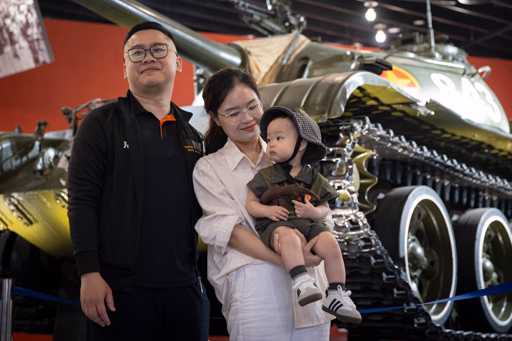 Chị Vũ Thị Thanh Thúy (Thanh Xuân, Hà Nội) cùng gia đình rất xúc động với những hiện vật liên quan đến Chiến dịch Hồ Chí Minh được trưng bày tại bảo tàng.