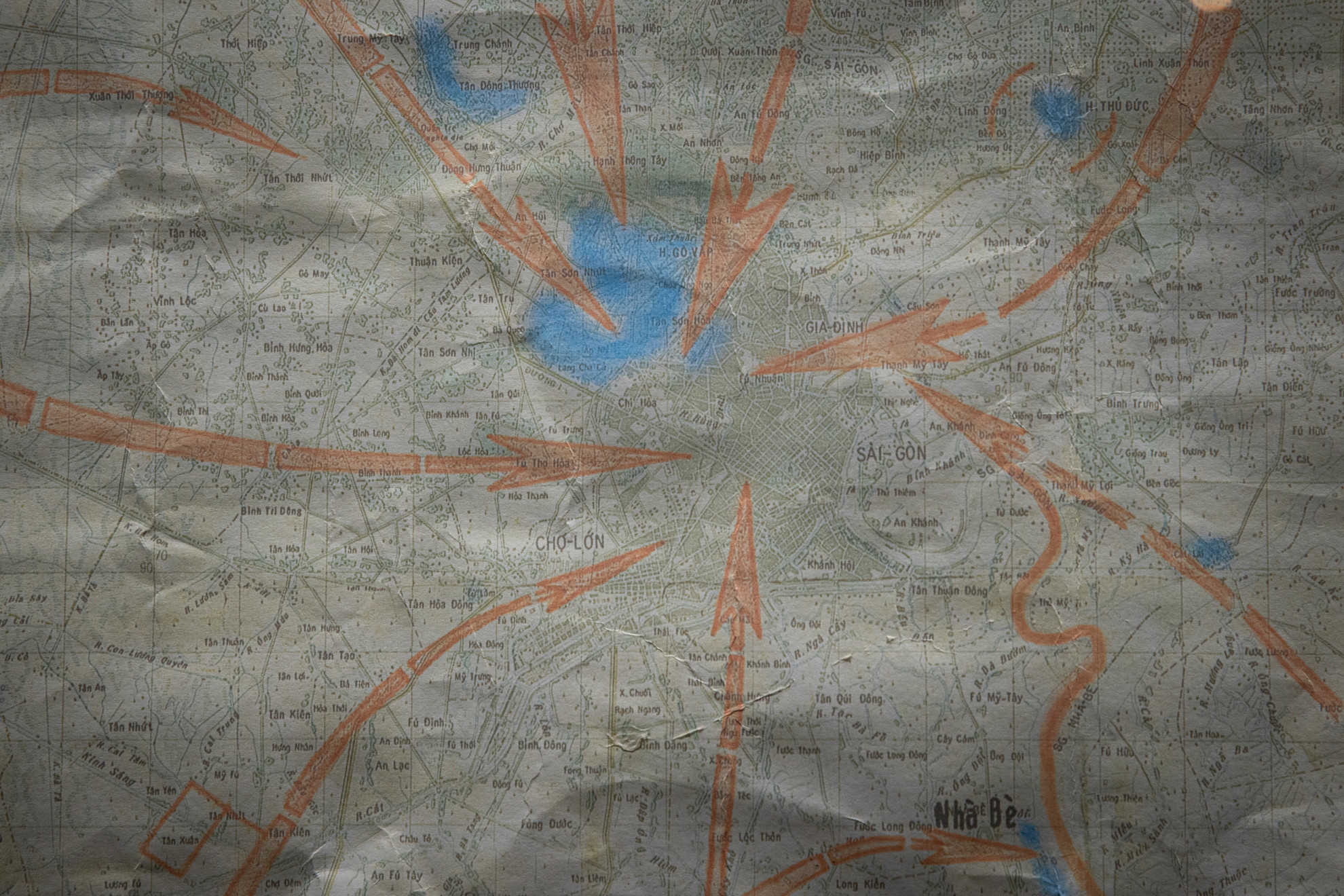 Những hình vẽ mũi tên màu đỏ thể hiện mũi tiến công của các cánh quân tiến về Sài Gòn trên bản đồ “Quyết tâm Chiến dịch Hồ Chí Minh”.