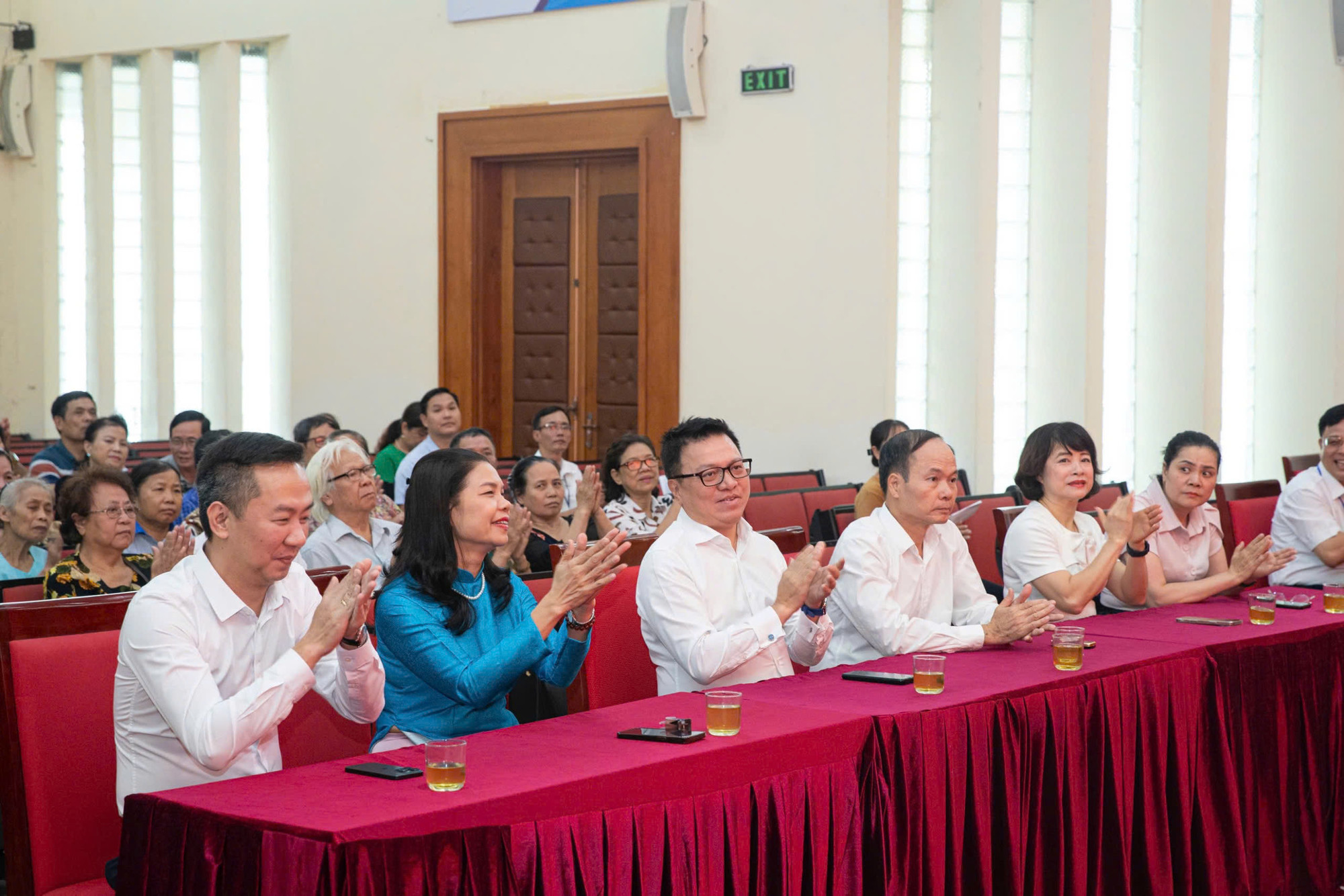 Đồng chí Lê Quốc Minh, Ủy viên Trung ương Đảng, Tổng Biên tập Báo Nhân Dân, Phó Trưởng Ban Tuyên giáo Trung ương, Chủ tịch Hội Nhà báo Việt Nam; đồng chí Đặng Thị Phương Hoa, Phó Chủ tịch Ủy ban Mặt trận Tổ quốc Việt Nam thành phố Hà Nội cùng các đồng chí lãnh đạo quận, phường và đại diện các gia đình dự chương trình.
