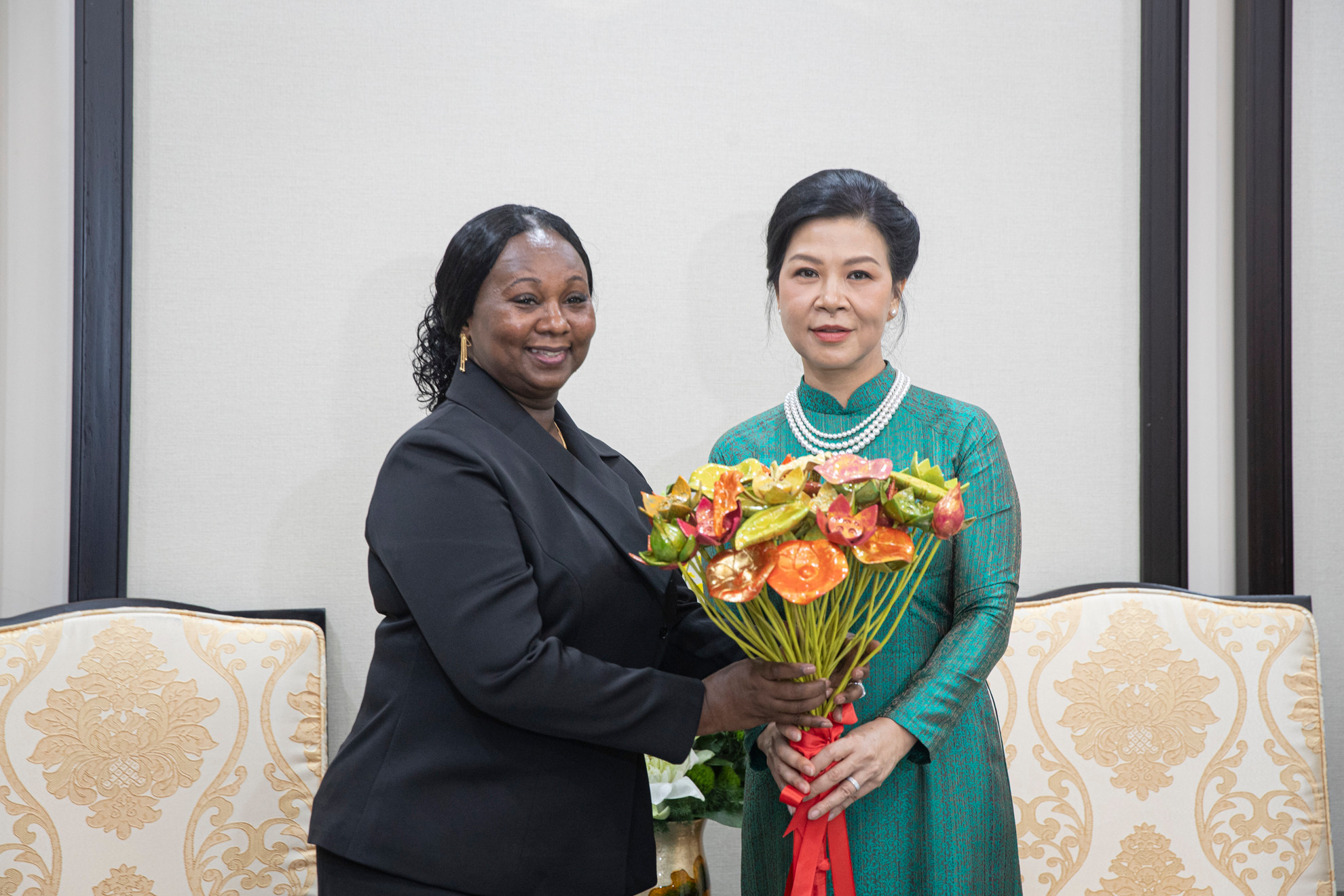 Phu nhân Tổng Bí thư, Chủ tịch nước Tô Lâm, bà Ngô Phương Ly trao quà lưu niệm tặng Phu nhân Tổng thống Cộng hòa Guinea-Bissau Umaro Sissoco Embalo, bà Dinisia dos Reis Embalo.