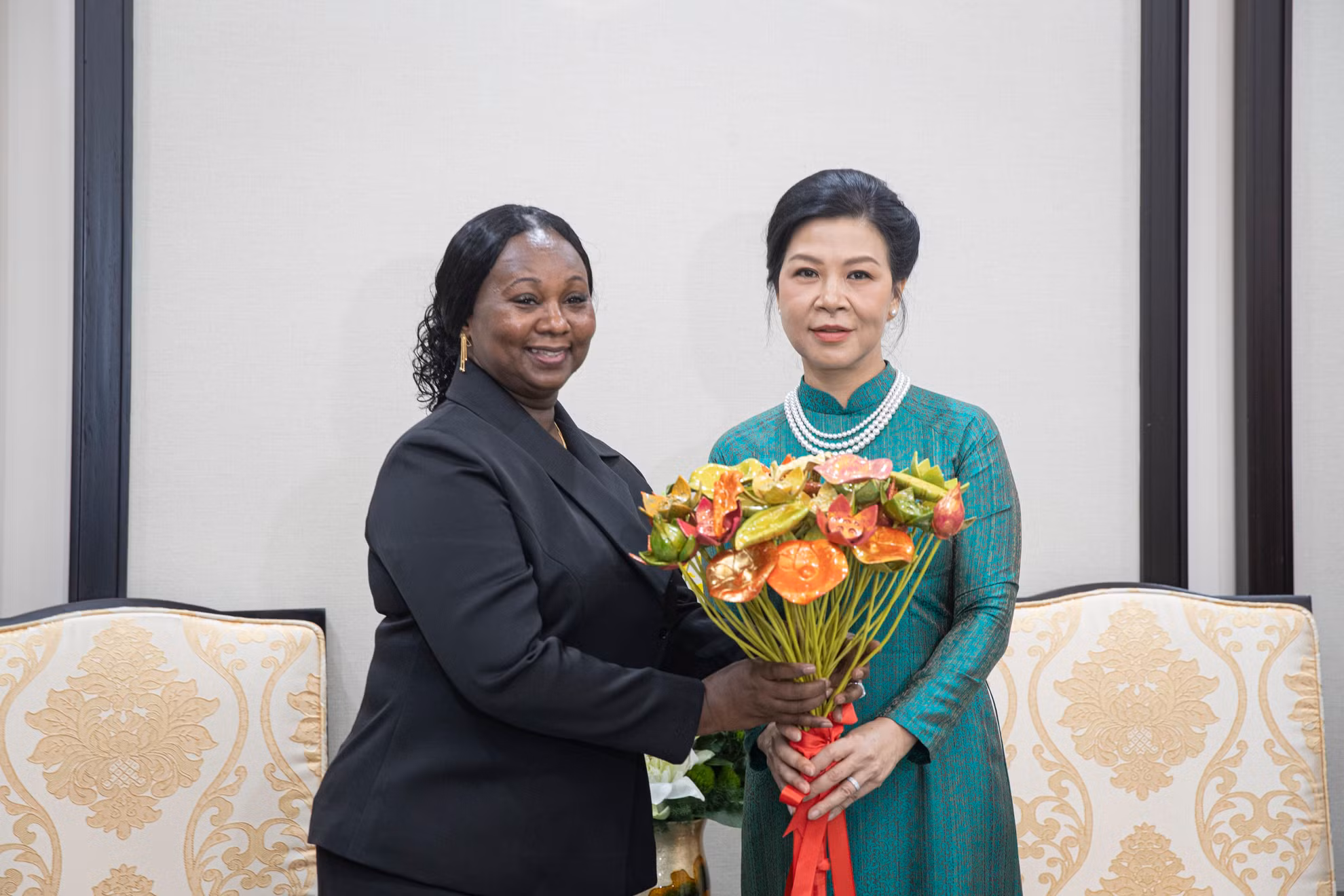 Phu nhân Tổng Bí thư, Chủ tịch nước Tô Lâm, bà Ngô Phương Ly trao quà lưu niệm tặng Phu nhân Tổng thống Cộng hòa Guinea-Bissau Umaro Sissoco Embalo, bà Dinisia dos Reis Embalo.