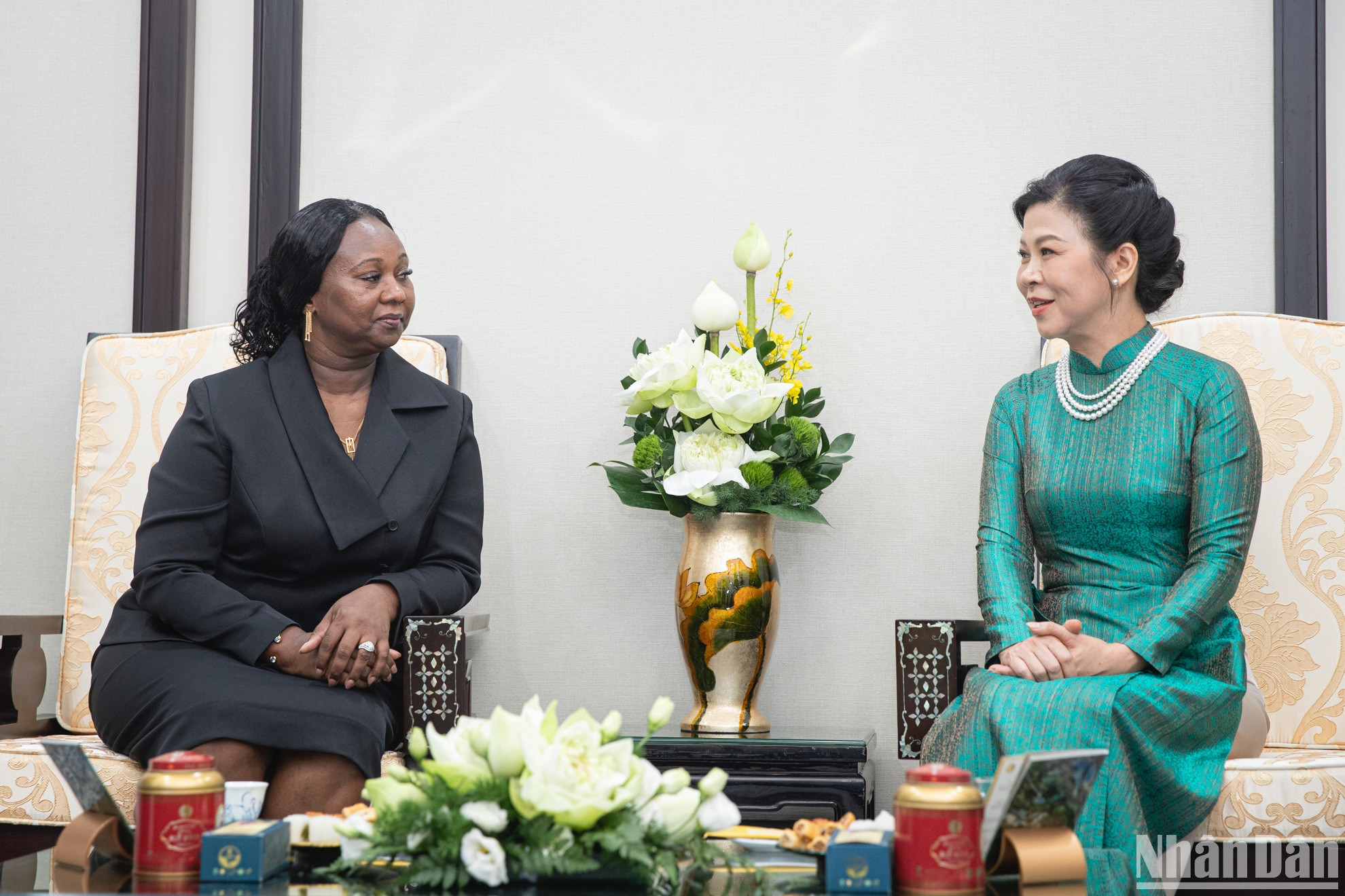 Tại tiệc trà, Phu nhân Ngô Phương Ly nhiệt liệt chào mừng bà Dinisia dos Reis Embalo đến thăm Việt Nam.