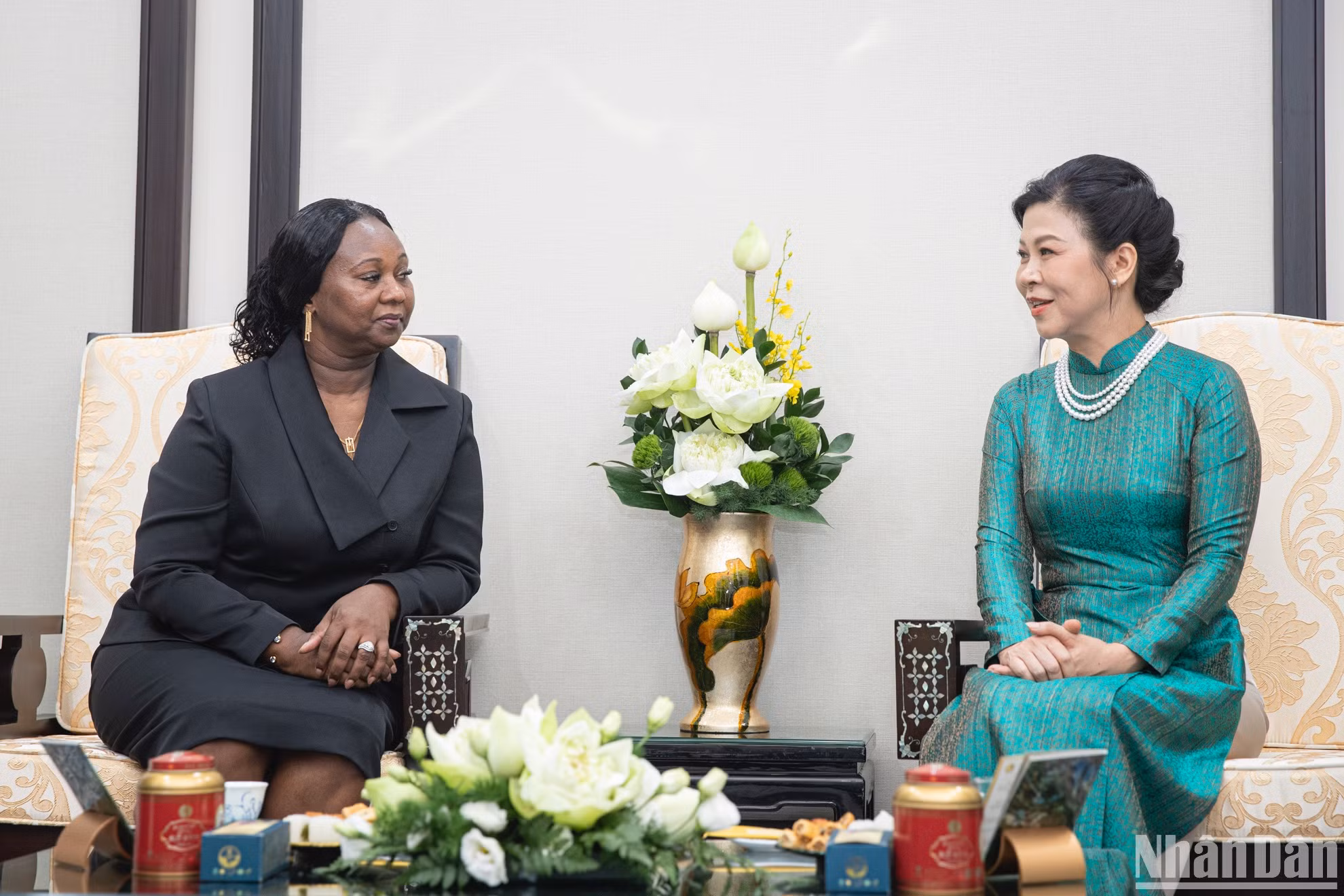 Tại tiệc trà, Phu nhân Ngô Phương Ly nhiệt liệt chào mừng bà Dinisia dos Reis Embalo đến thăm Việt Nam.