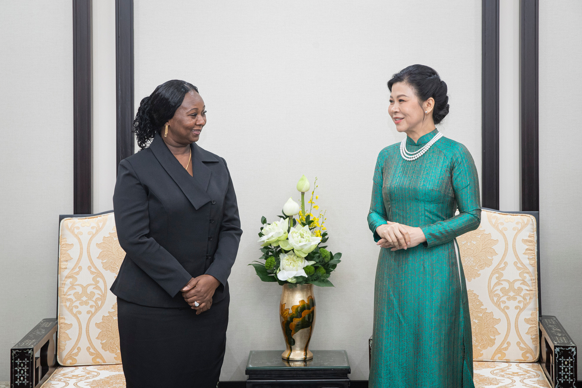 Hai Phu nhân có buổi trò chuyện và thưởng trà ấm áp, thân tình.