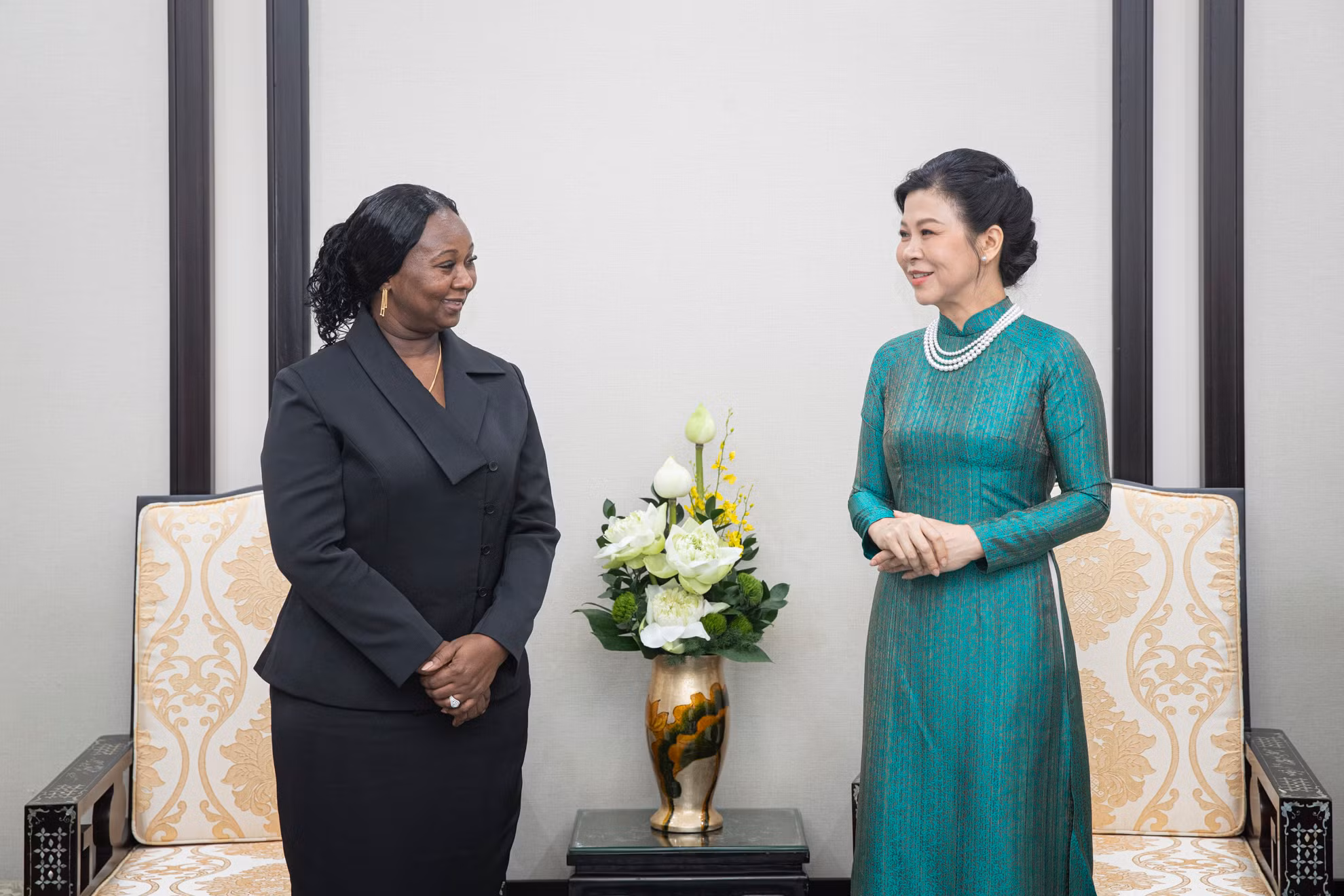 Hai Phu nhân có buổi trò chuyện và thưởng trà ấm áp, thân tình.