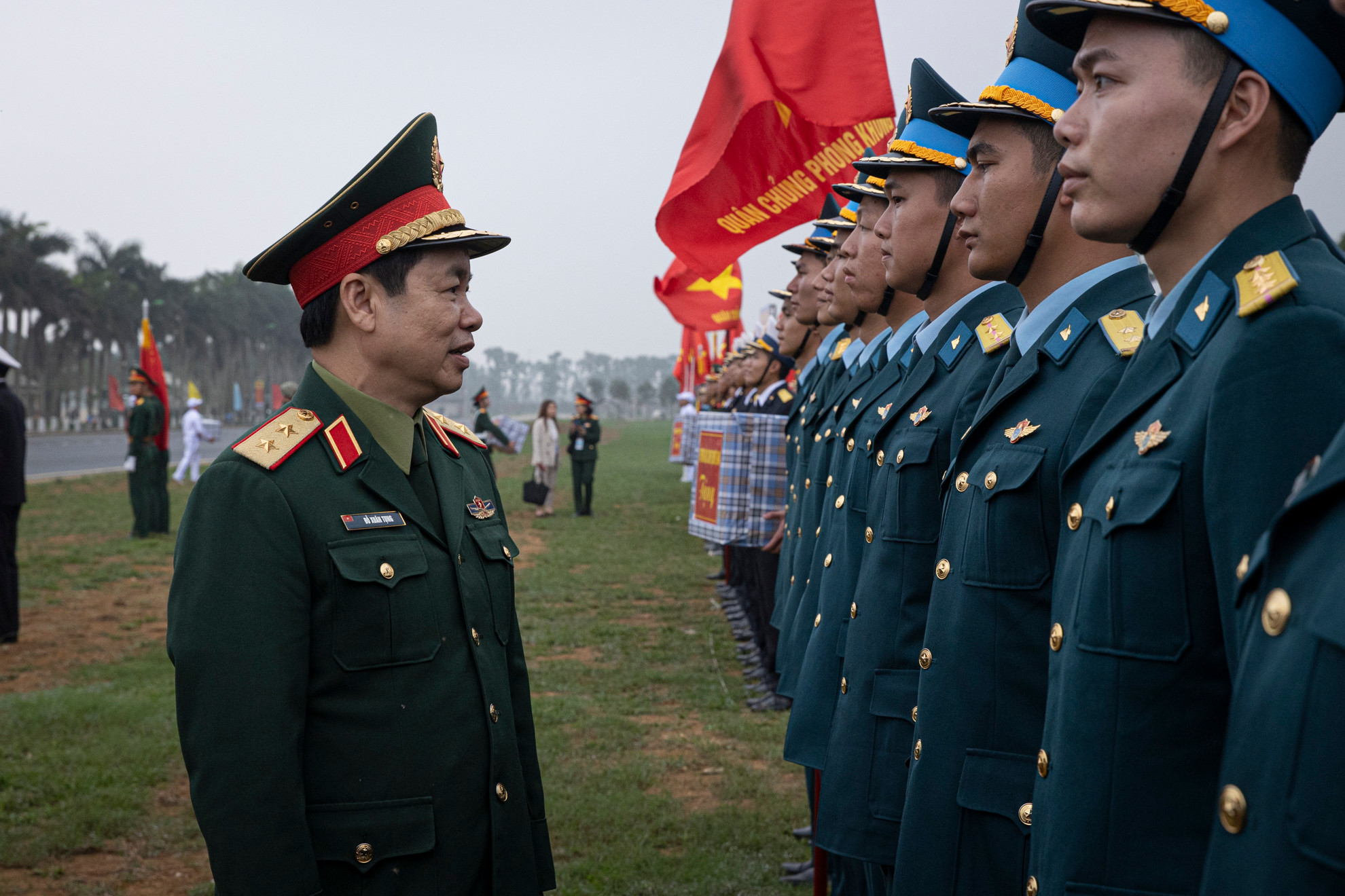 Trung tướng Đỗ Xuân Tụng, Phó Chủ nhiệm Tổng cục Chính trị Quân đội nhân dân Việt Nam động viên cán bộ chiến sĩ tham gia diễu binh, diễu hành.