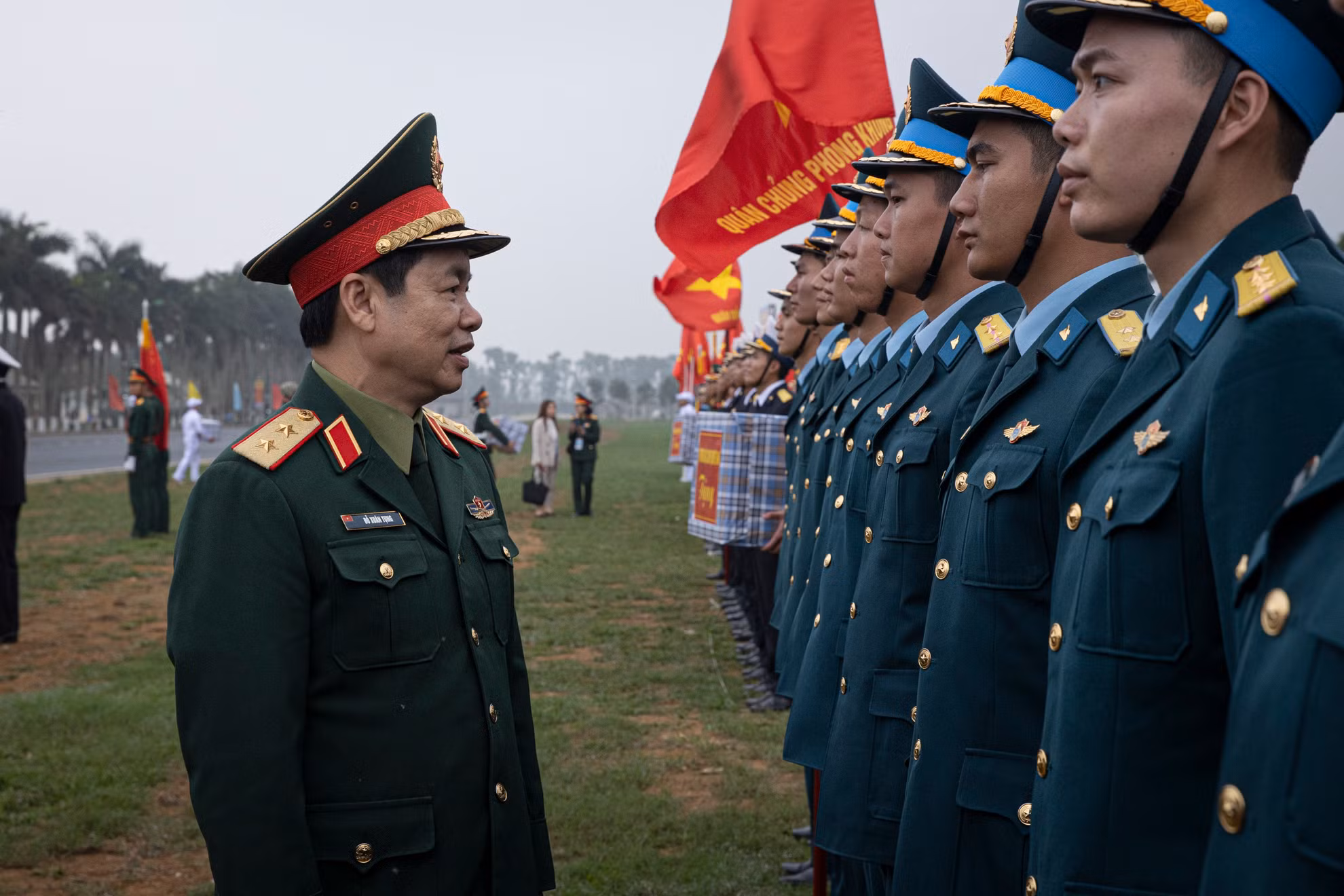 Trung tướng Đỗ Xuân Tụng, Phó Chủ nhiệm Tổng cục Chính trị Quân đội nhân dân Việt Nam động viên cán bộ chiến sĩ tham gia diễu binh, diễu hành.