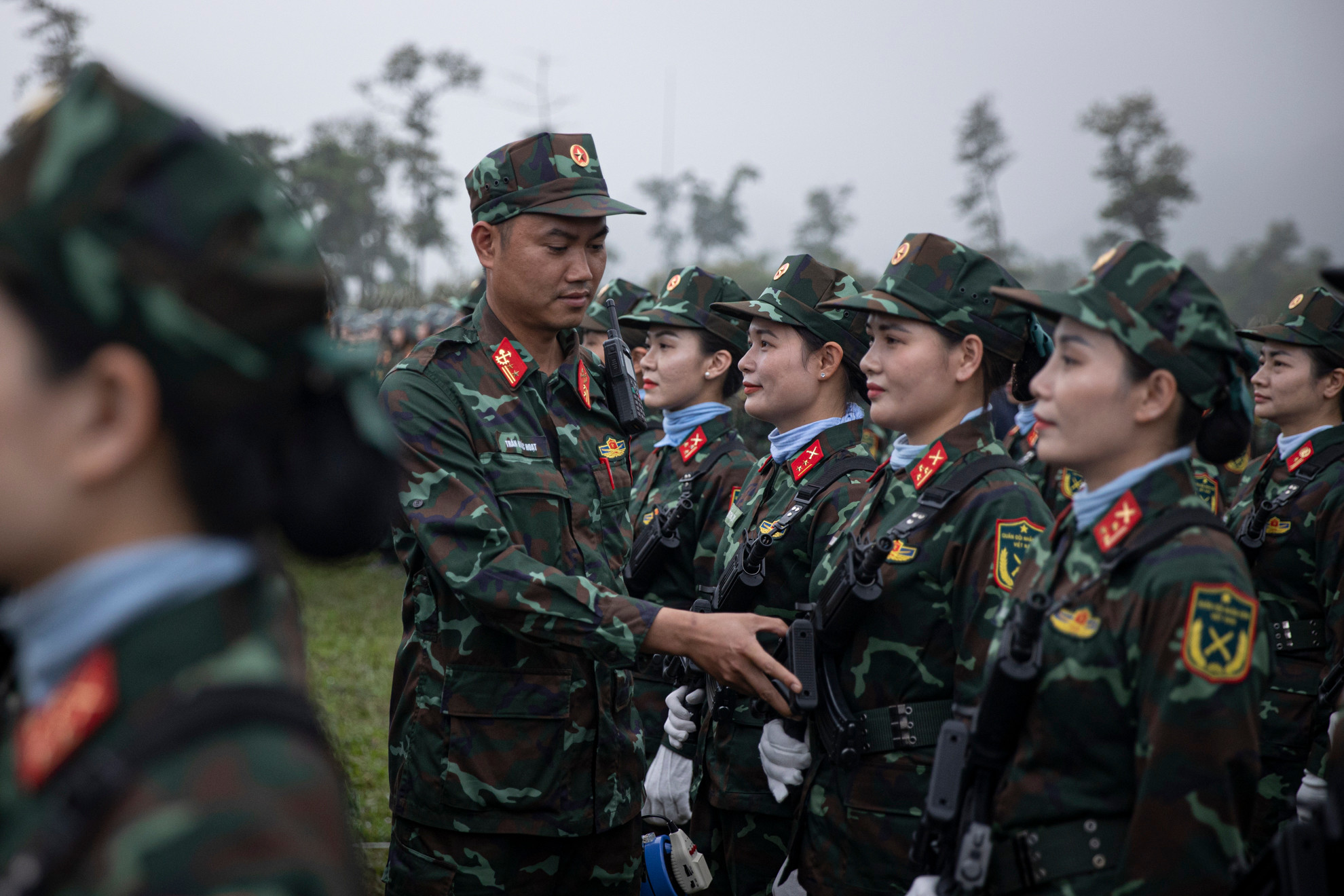 Khối nữ gìn giữ hoà bình Việt Nam chuẩn bị tham gia hợp luyện.