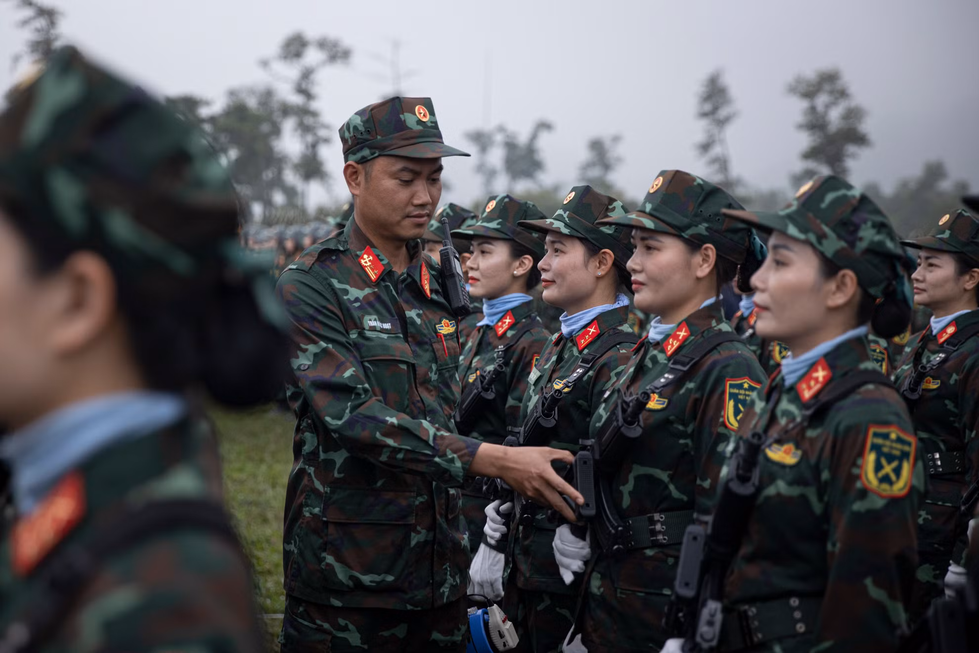 Khối nữ gìn giữ hoà bình Việt Nam chuẩn bị tham gia hợp luyện.