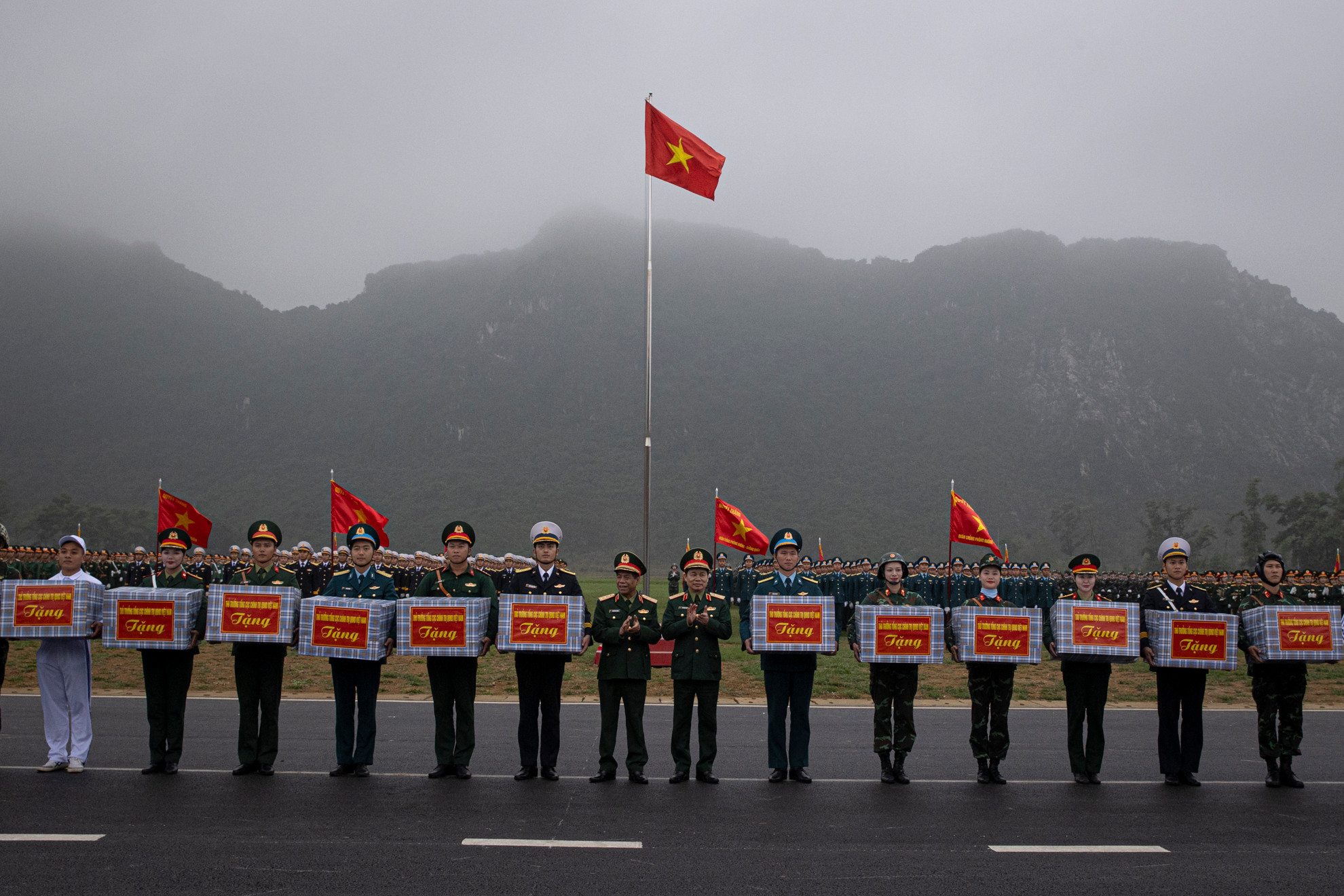 Thượng tướng Nguyễn Văn Nghĩa, Phó Tổng Tham mưu trưởng Quân đội nhân dân Việt Nam và Trung tướng Đỗ Xuân Tụng, Phó Chủ nhiệm Tổng cục Chính trị Quân đội nhân dân Việt Nam trao quà tặng các đơn vị tham gia diễu binh, diễu hành.
