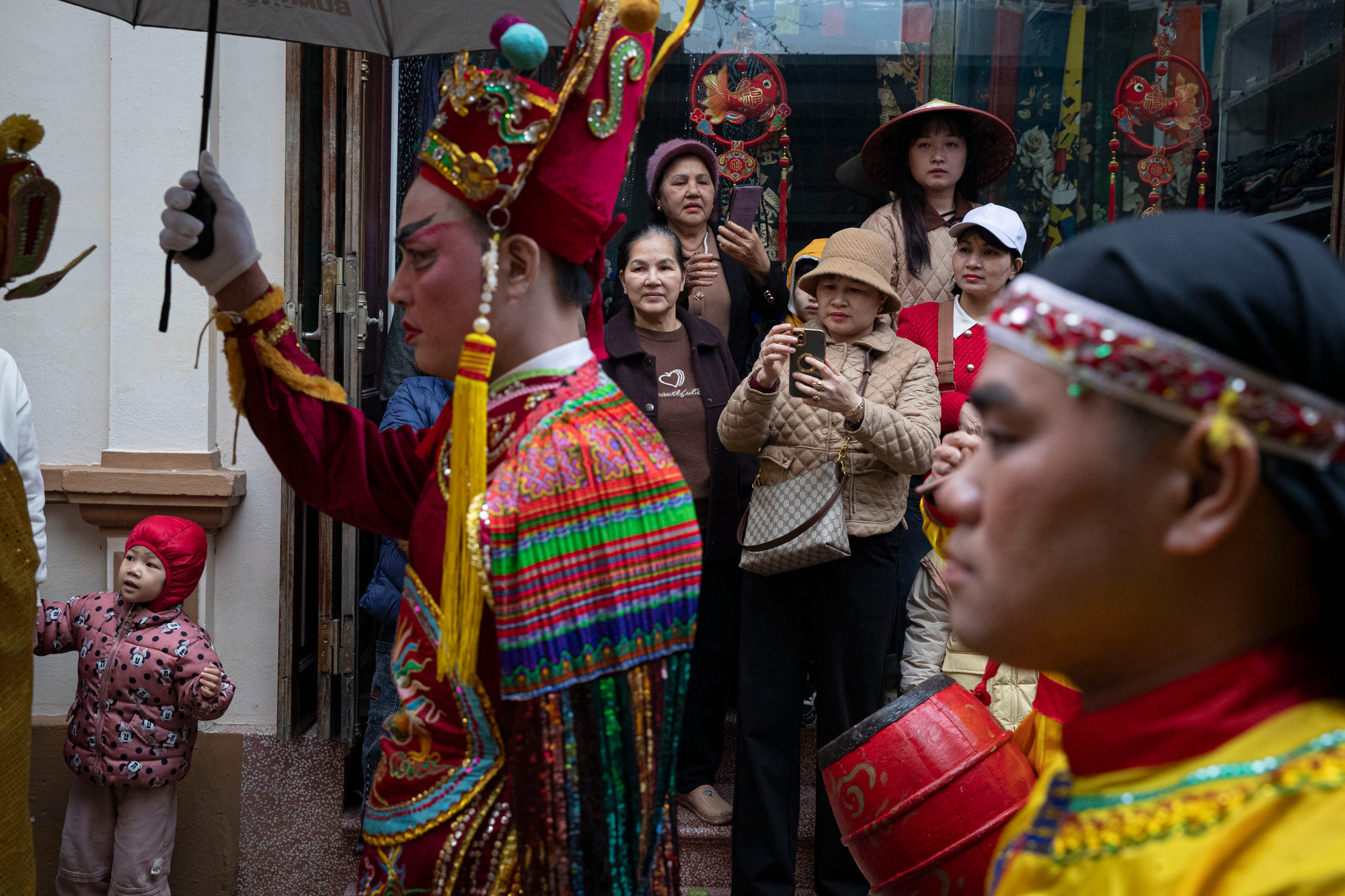Ngay từ sáng sớm, người dân đã đổ ra từ các ngõ nhỏ, đứng chật kín hai bên đường chiêm ngưỡng đoàn rước.