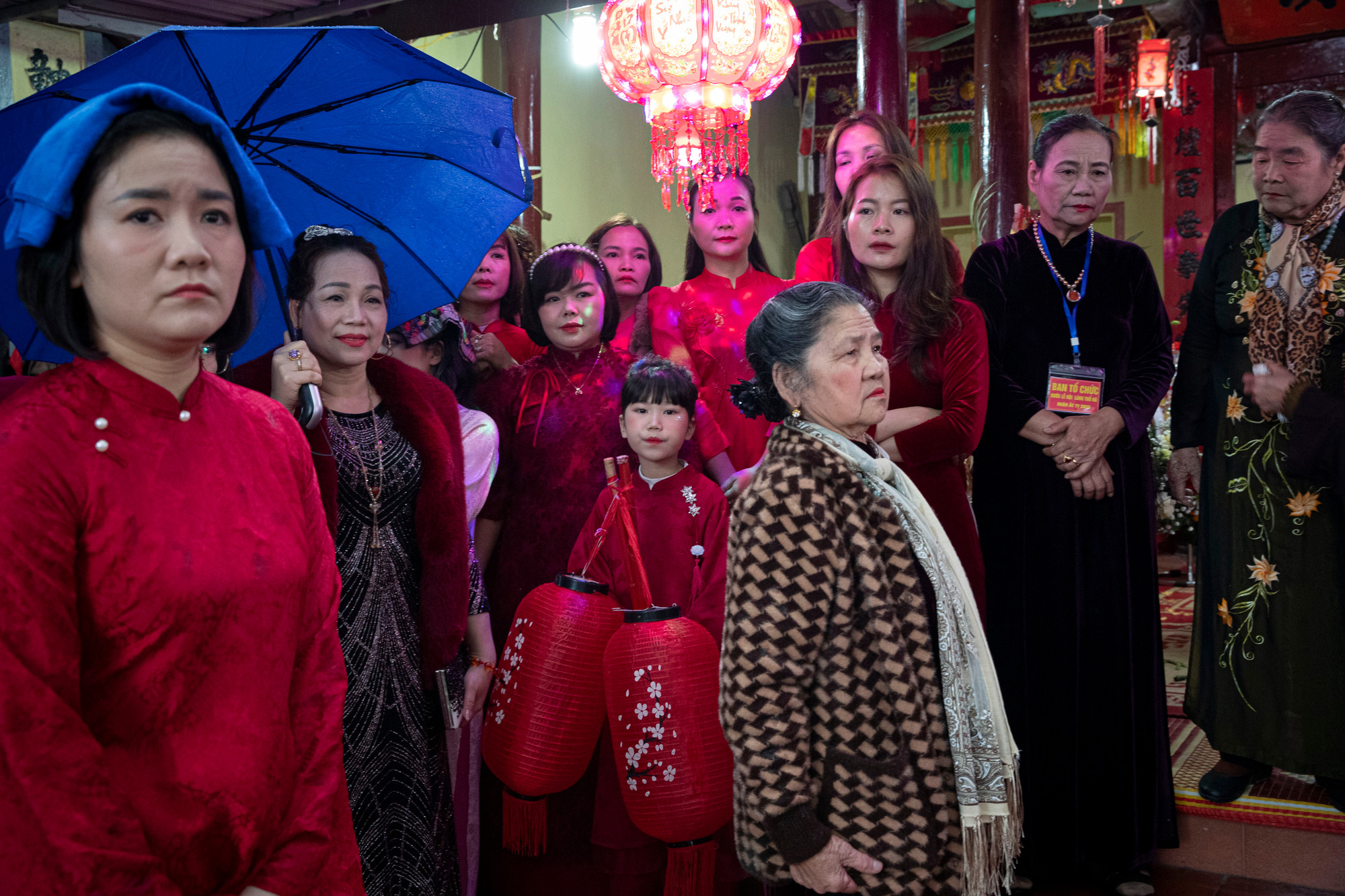 Lễ hội làng Thổ Hà bao giờ cũng gồm 2 phần, phần lễ và phần hội. Phần lễ được tổ chức rất trọng thể, bài bản. Trong đó, lễ rước là điểm nổi bật trong hội làng.