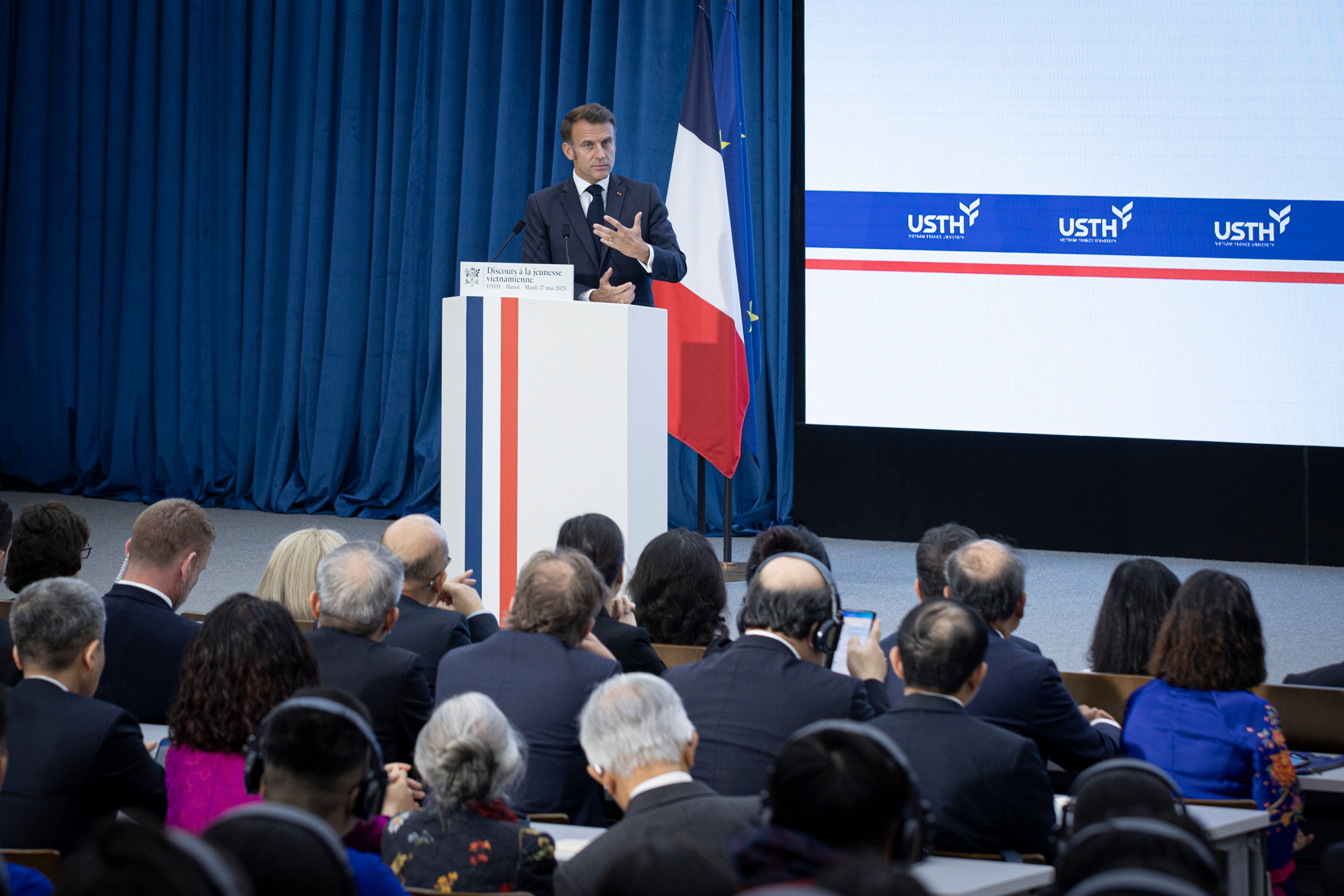 Tổng thống Pháp Emmanuel Macron phát biểu tại buổi giao lưu. Tổng thống Pháp Emmanuel Macron phát biểu tại buổi giao lưu.