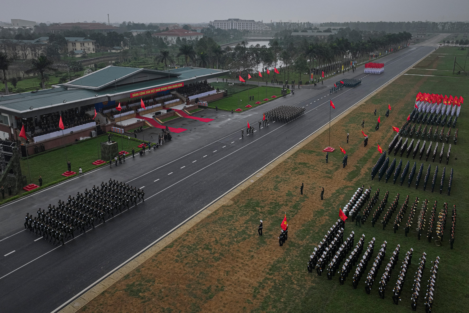 Hàng nghìn cán bộ, chiến sĩ đã tham gia hợp luyện hoạt động diễu binh, diễu hành trong Lễ kỷ niệm 50 năm Ngày giải phóng miền nam, thống nhất đất nước.