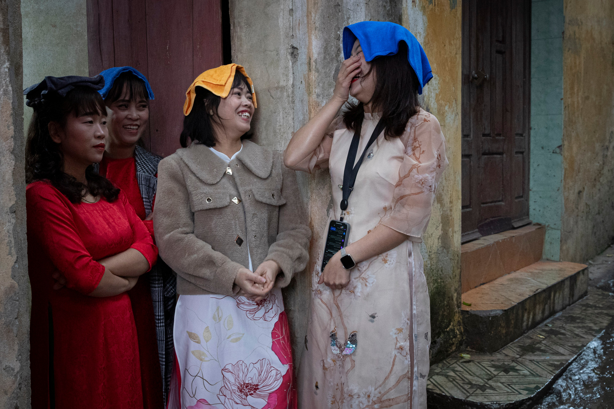 Người dân đội mưa đi xem hội.