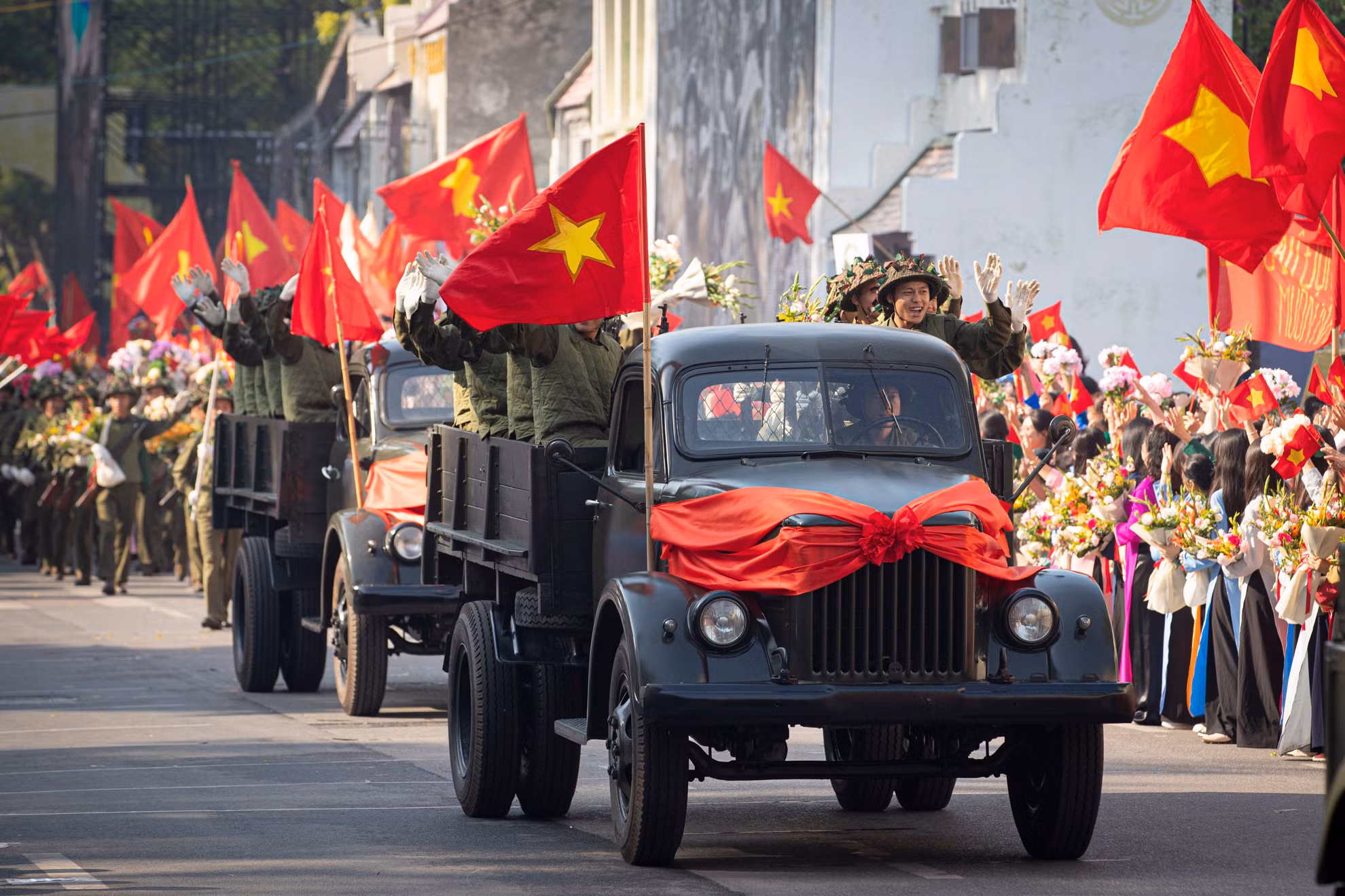 "Ngày hội Văn hóa vì hòa bình" là sự kiện trọng điểm trong chuỗi các hoạt động văn hóa đặc sắc, được chỉ đạo bởi Thành ủy, HĐND, UBND và Ủy ban Mặt trận Tổ quốc Việt Nam thành phố Hà Nội. Chương trình mang ý nghĩa sâu sắc trong việc tôn vinh giá trị lịch sử của Ngày Giải phóng Thủ đô, đồng thời nhìn lại 25 năm Hà Nội đón nhận danh hiệu “Thành phố vì hòa bình” từ UNESCO, khẳng định những nỗ lực không ngừng của thành phố trong việc giữ gìn và phát huy các giá trị văn hóa, lịch sử, đồng thời xây dựng một Thủ đô ngày càng văn minh, hiện đại, hội nhập quốc tế. 