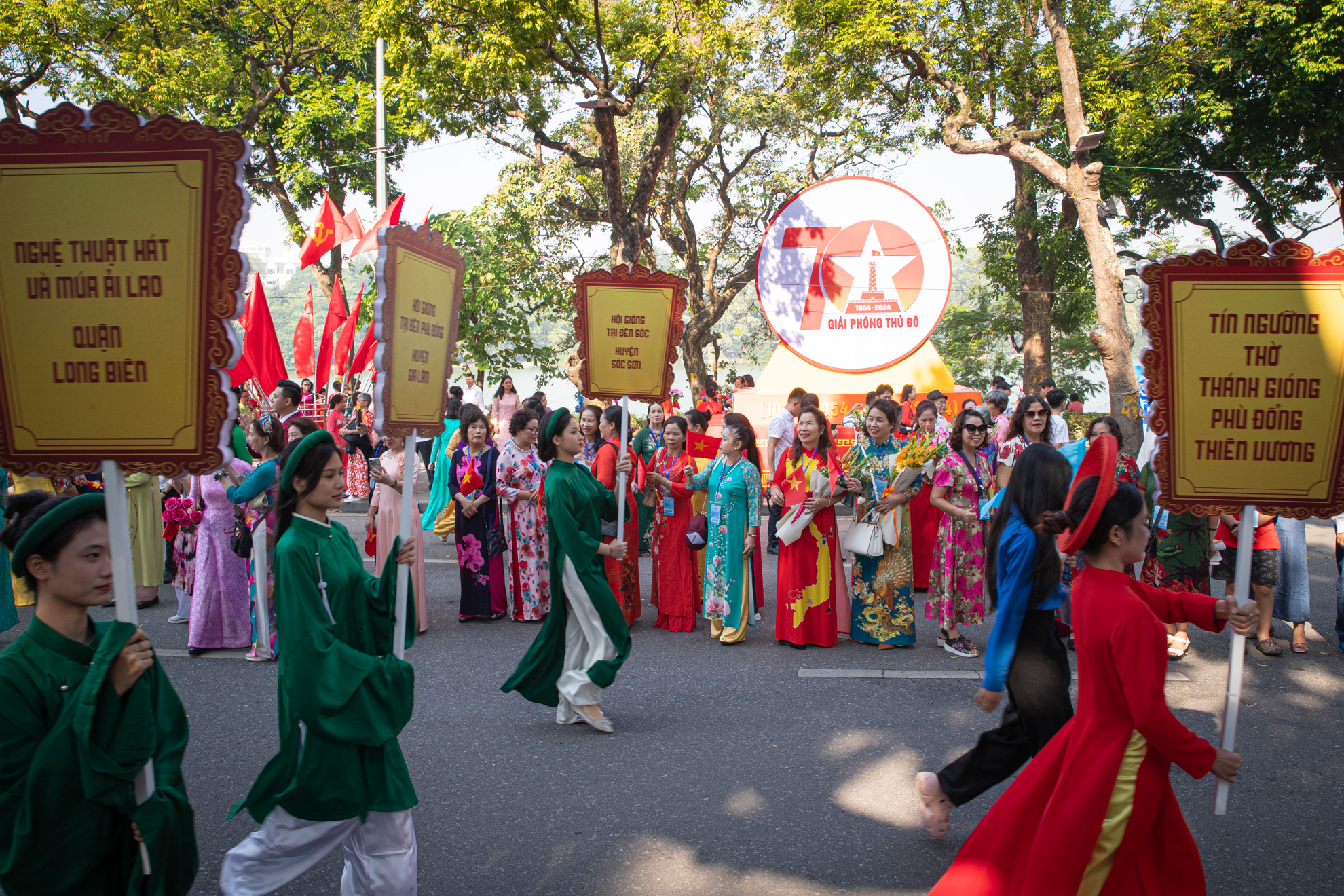 “Ngày hội Văn hóa vì hòa bình” cũng là nơi quy tụ giao lưu lớn nhất giữa các nghệ nhân, nghệ sĩ và nhân dân đại diện cho 30 quận, huyện, thị xã của Thủ đô. Hơn 8.000 người, bao gồm 5.000 người dân và đại diện các lực lượng từ các quận, huyện, thị xã tham gia vào các màn diễu hành, trình diễn các loại hình văn hóa nghệ thuật dân gian, bao gồm những di sản văn hóa phi vật thể được UNESCO và quốc gia công nhận, cùng những nét đẹp văn hóa truyền thống đặc sắc của Thủ đô.