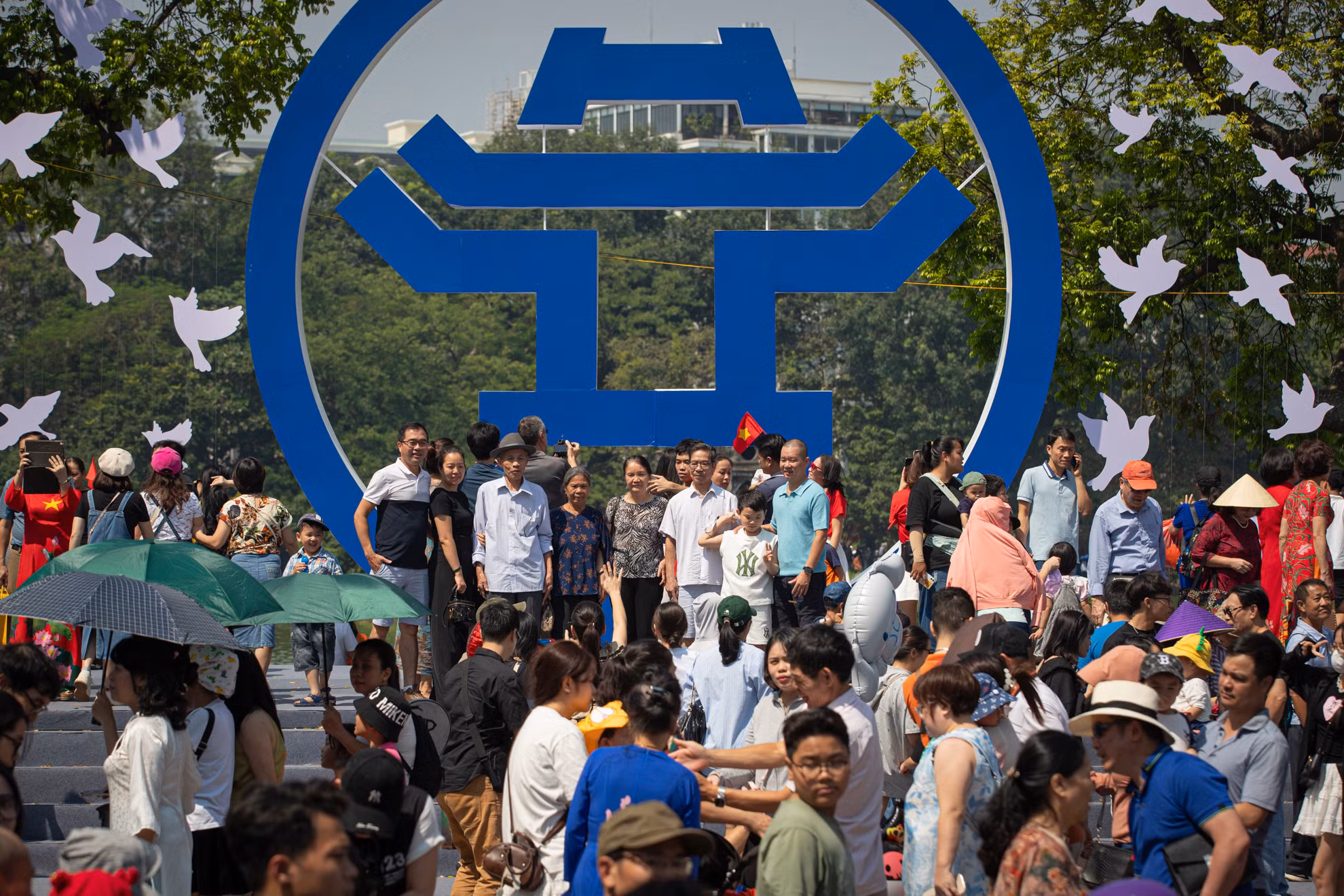 Dòng người đổ về phố đi bộ Hồ Hoàn Kiếm để tận hưởng không khí 70 năm Ngày Giải phóng Thủ đô (10/10/1954-10/10/2024) và 25 năm Hà Nội vinh dự đón nhận danh hiệu "Thành phố vì hòa bình" từ UNESCO (16/7/1999-16/7/2024).