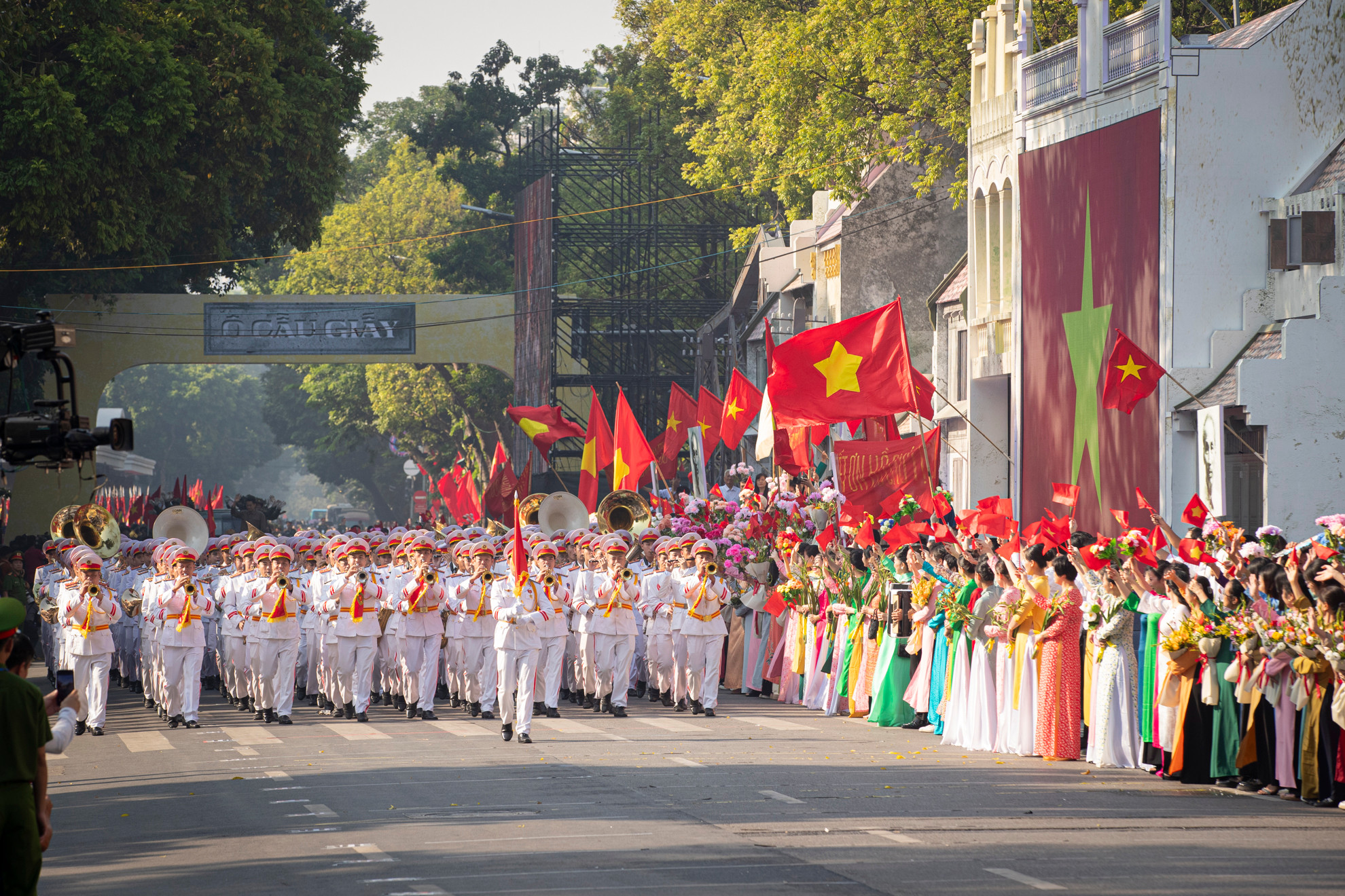 Khoảng 10.000 đại biểu cùng tham dự và hát vang bài Quốc ca, tạo nên một khoảnh khắc đặc biệt thiêng liêng, thể hiện lòng tự hào dân tộc và khát vọng hòa bình.