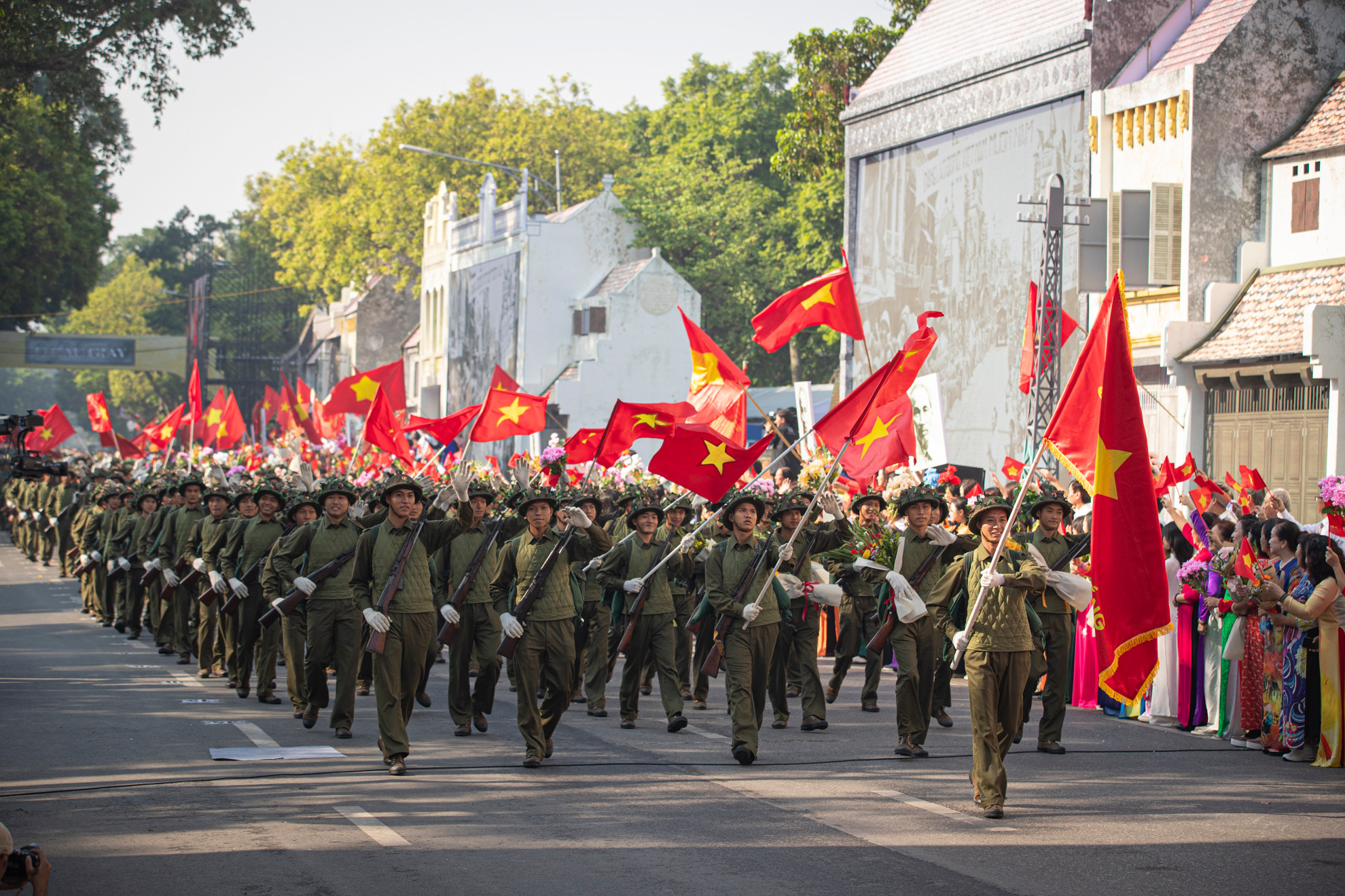 Những hình ảnh quen thuộc như Cầu Long Biên, nơi đoàn quân tiến vào tiếp quản Thủ đô Cột cờ Hà Nội, nơi lá cờ đỏ sao vàng tung bay trong lễ chào cờ đầu tiên vào ngày 10/10/1954, được tái hiện rõ nét trên sân khấu.
