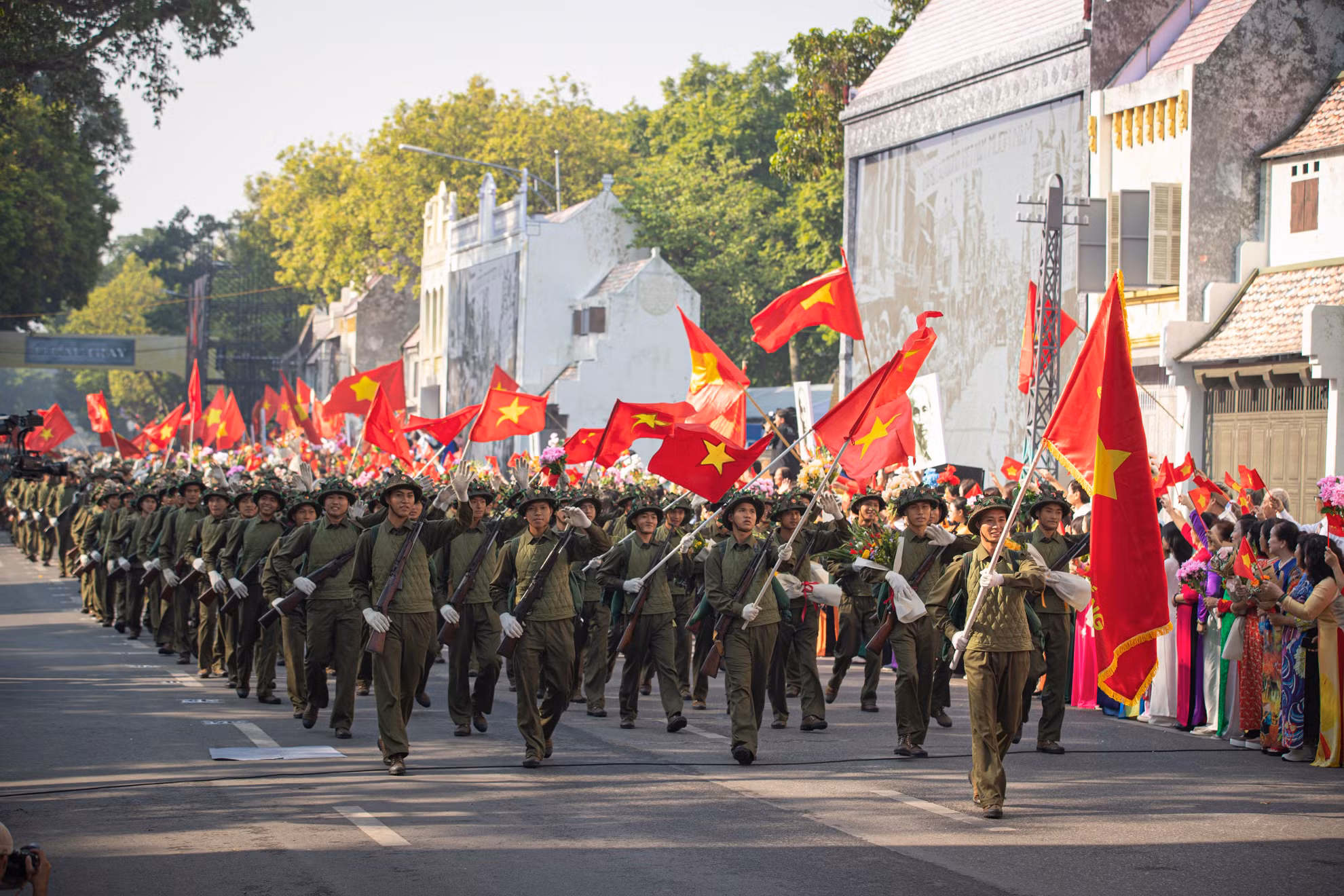 Những hình ảnh quen thuộc như Cầu Long Biên, nơi đoàn quân tiến vào tiếp quản Thủ đô Cột cờ Hà Nội, nơi lá cờ đỏ sao vàng tung bay trong lễ chào cờ đầu tiên vào ngày 10/10/1954, được tái hiện rõ nét trên sân khấu.