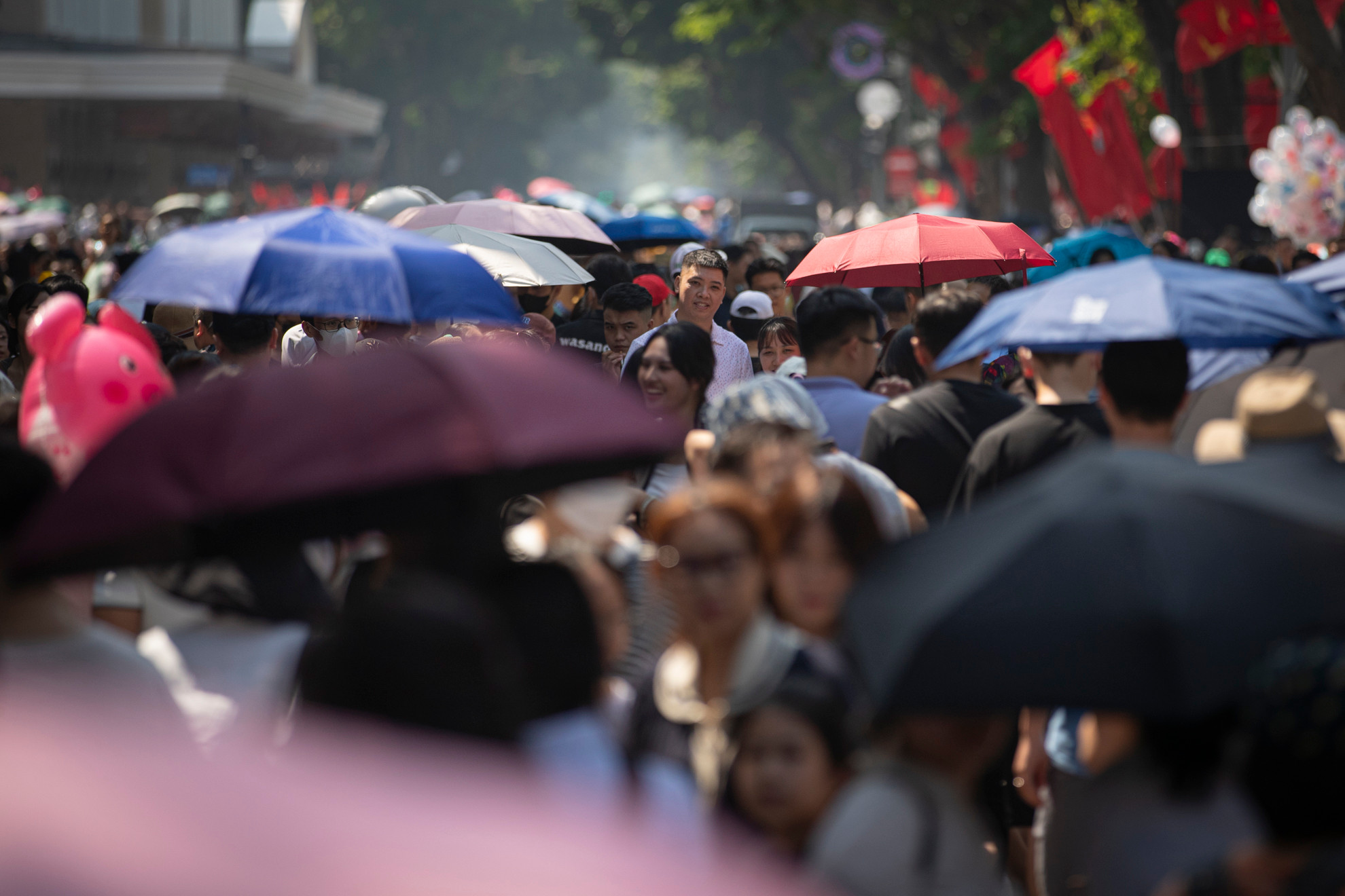 Càng về trưa dòng người đổ về phố đi bộ Hồ Hoàn Kiếm ngày càng đông.