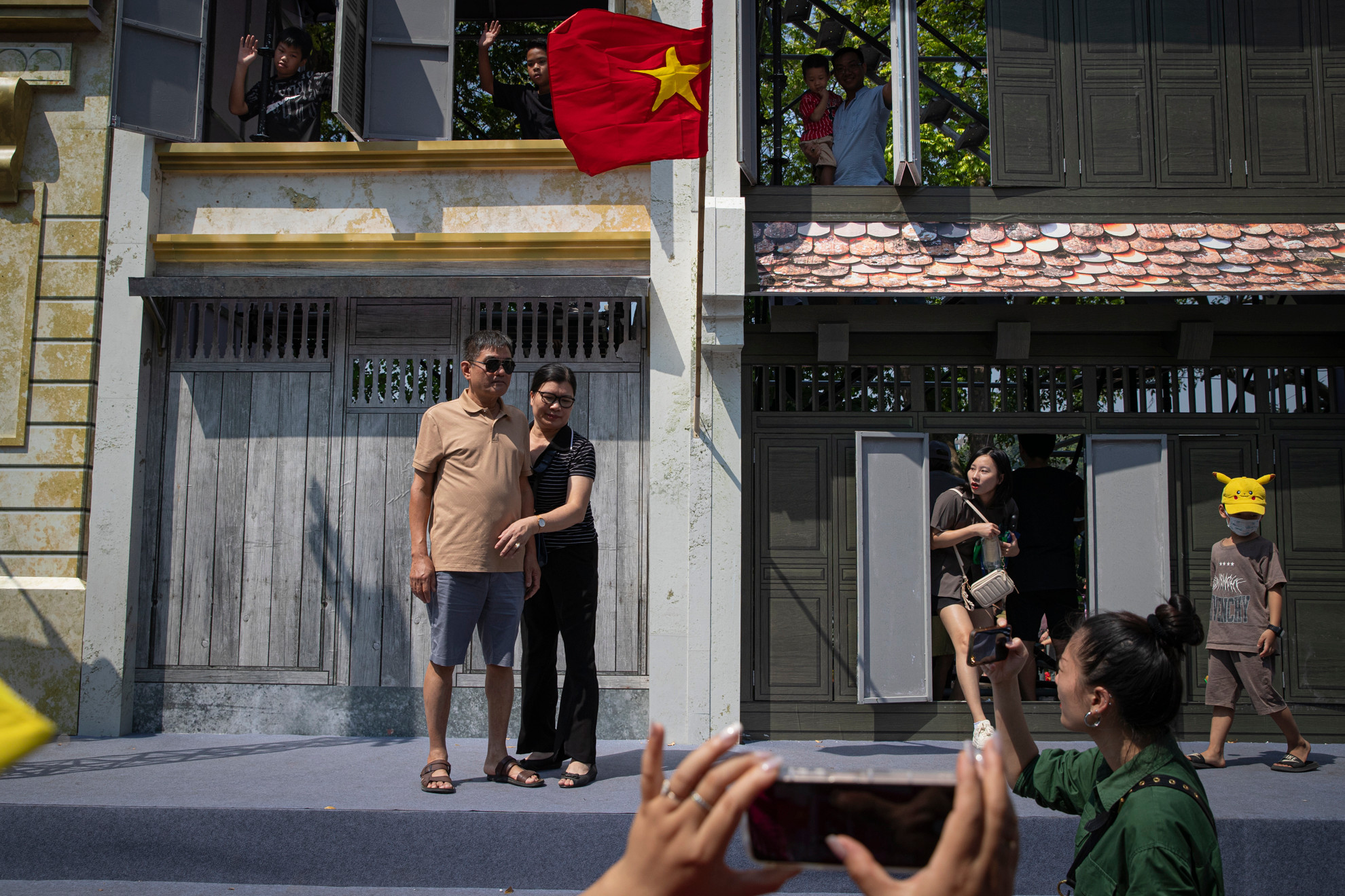 Nhiều địa danh nổi tiếng như Cửa ô Hà Nội, Cổng Đoan Môn (Hoàng Thành Thăng Long), Cầu Long Biên, và Cột cờ Hà Nội... thu hút đông đảo du khách và người dân đến tham quan, chụp ảnh.