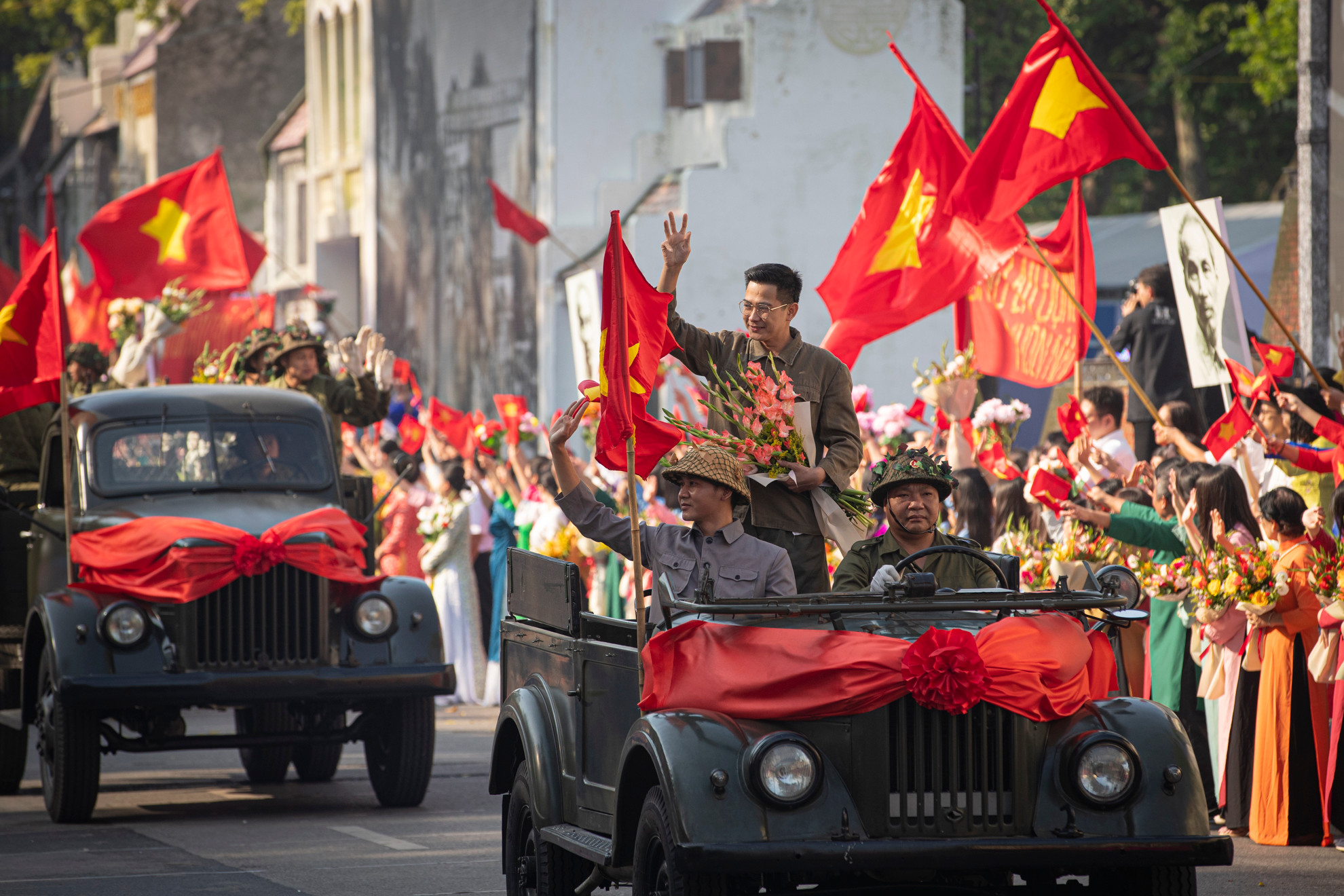 Một trong những điểm nhấn của chương trình là màn tái hiện sống động về hình ảnh đoàn quân tiến về Hà Nội, đi đầu là xe chở bác sĩ Trần Duy Hưng, Chủ tịch Ủy ban hành chính đầu tiên của Hà Nội, trong thời khắc lịch sử ngày 10/10/1954.
