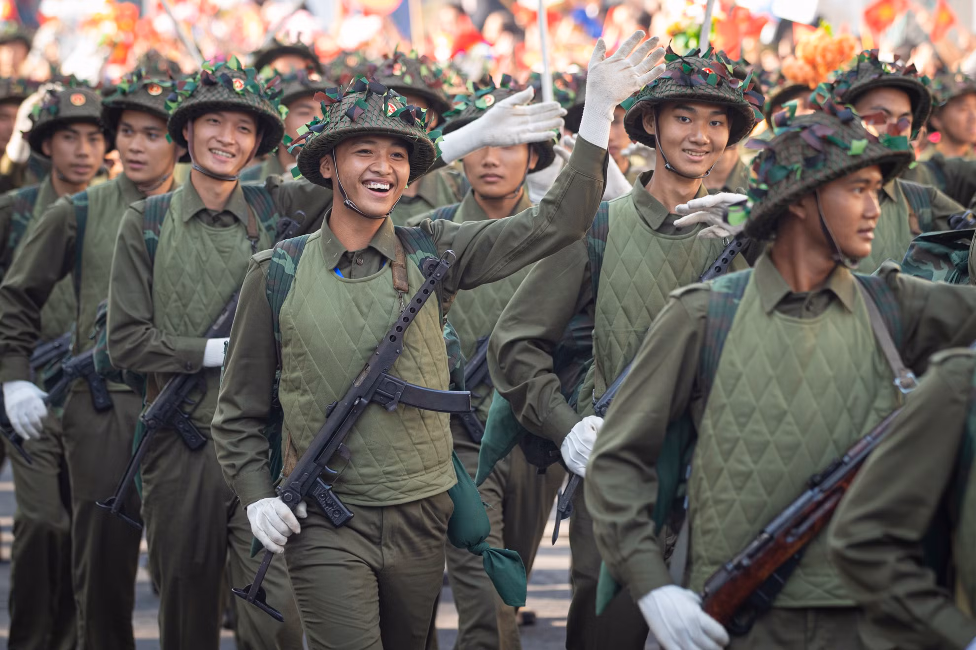 Người dân và du khách sống lại những khoảnh khắc lịch sử hào hùng của Hà Nội.