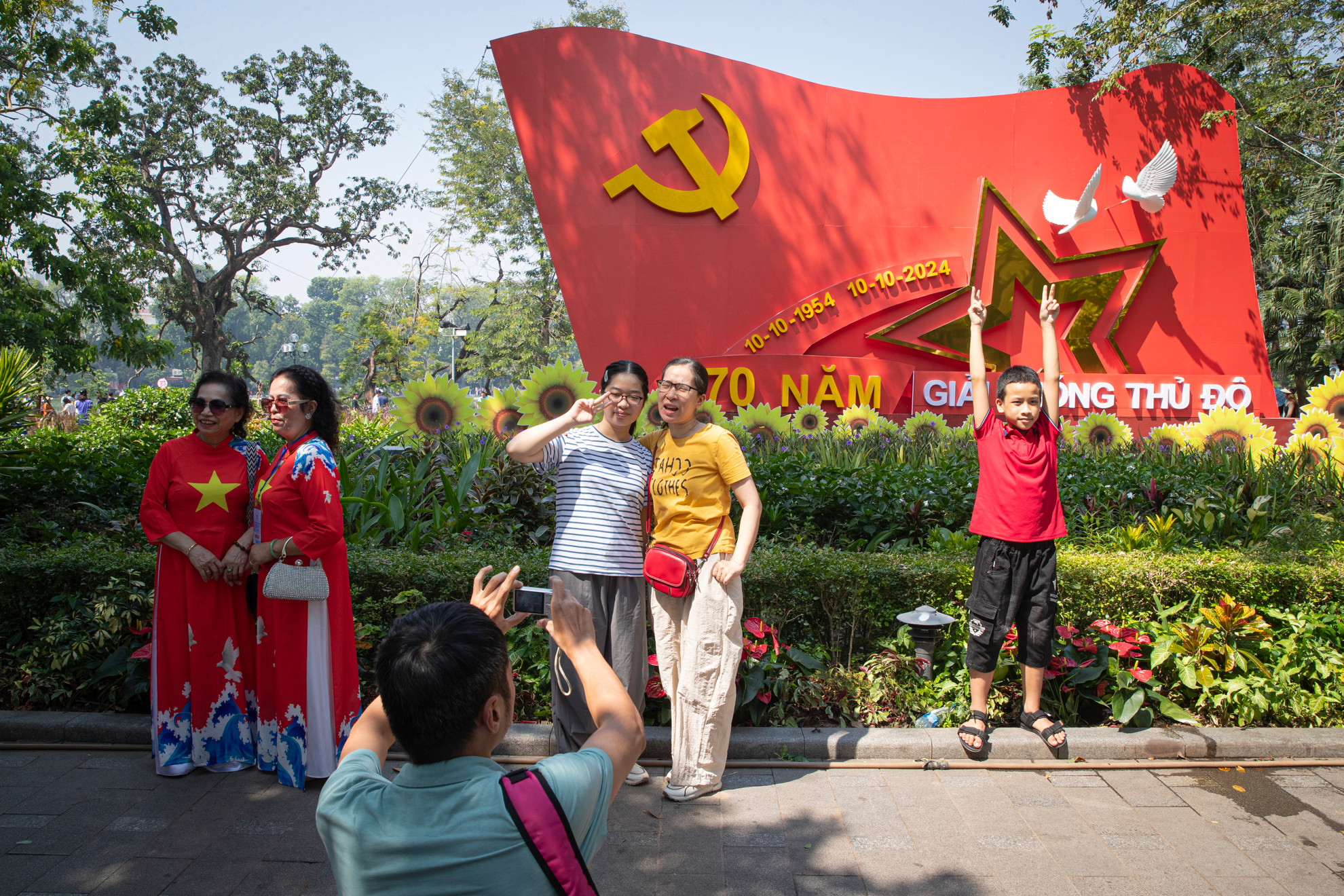 Người dân chụp ảnh với tiểu cảnh kỷ niệm 70 năm Ngày Giải phóng Thủ đô.