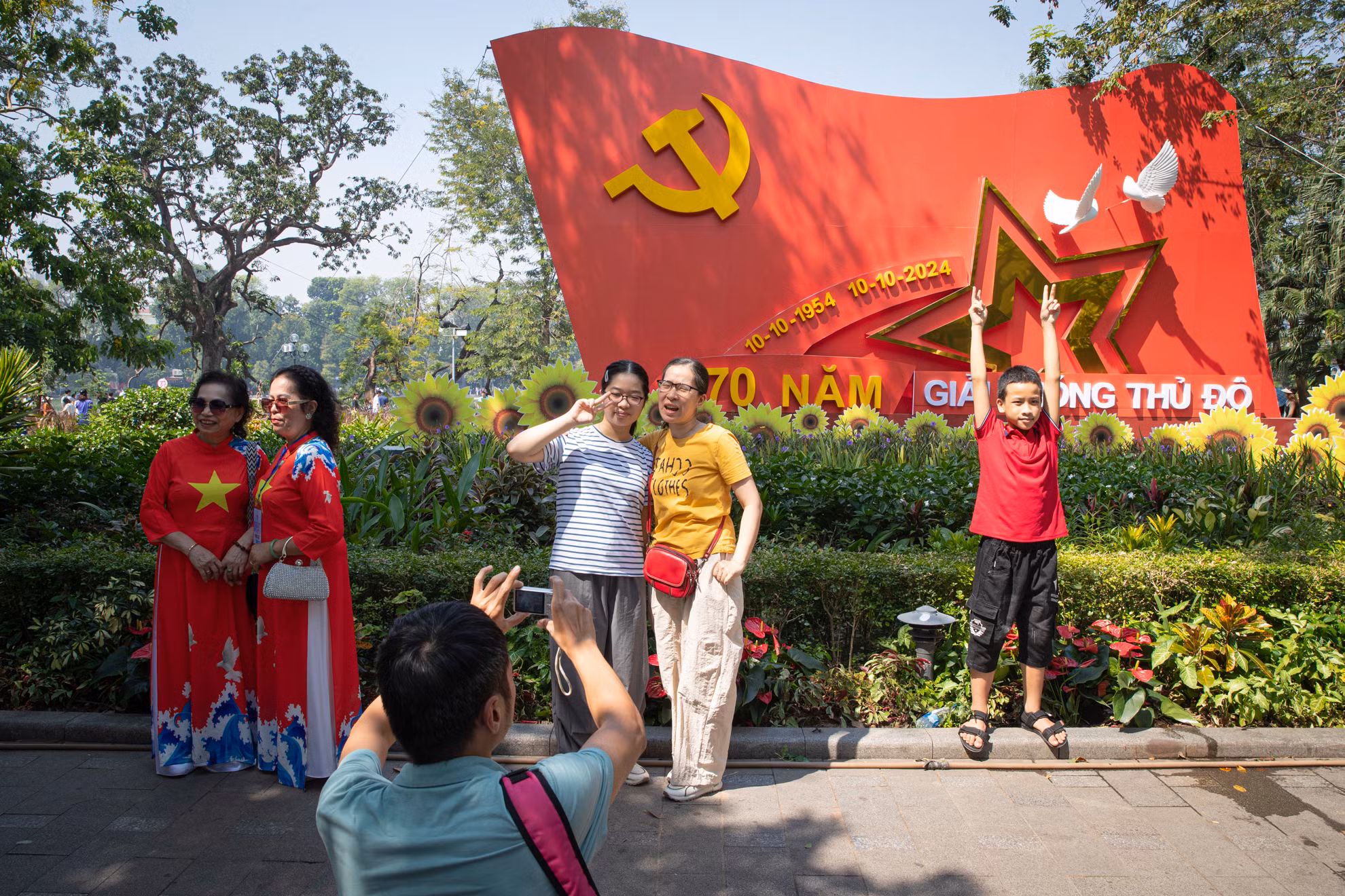 Người dân chụp ảnh với tiểu cảnh kỷ niệm 70 năm Ngày Giải phóng Thủ đô.