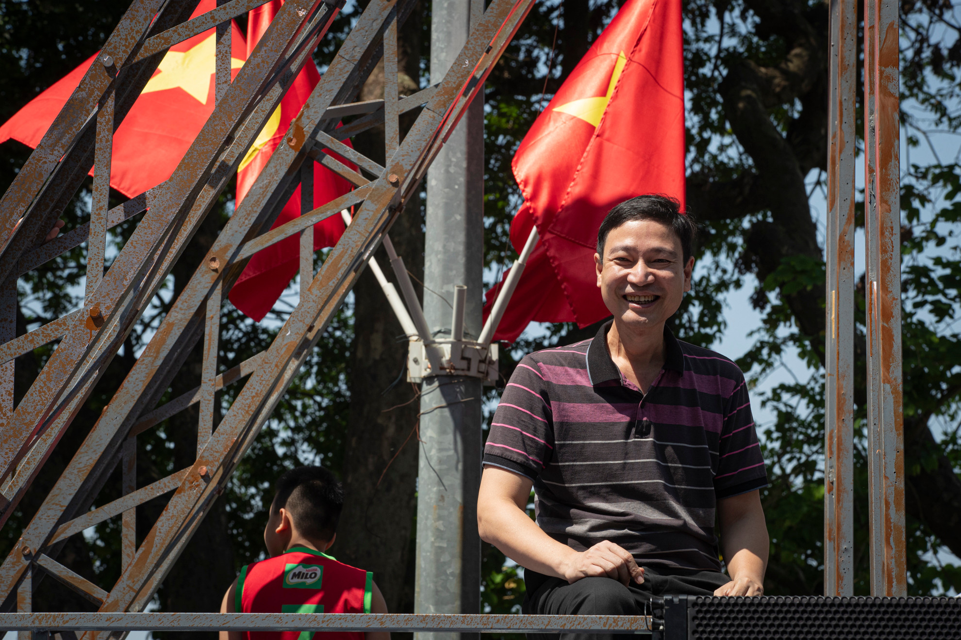 Người dân hào hứng với những hình ảnh quen thuộc như Cầu Long Biên, Cột cờ Hà Nội được dựng tại phố đi bộ Hồ Hoàn Kiếm.