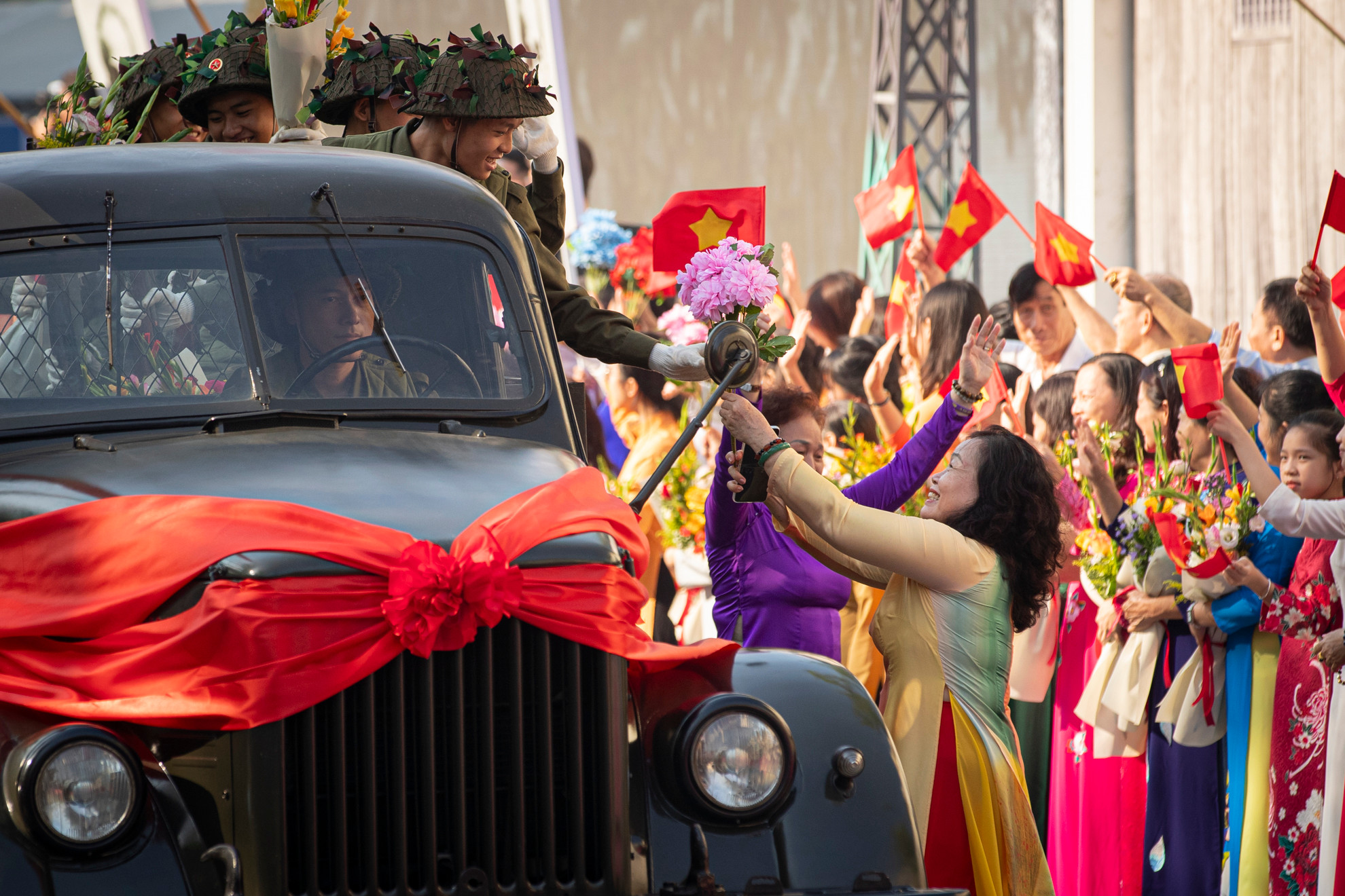 Khoảnh khắc hào hùng này được tái hiện bằng những màn biểu diễn thực cảnh quy mô lớn.