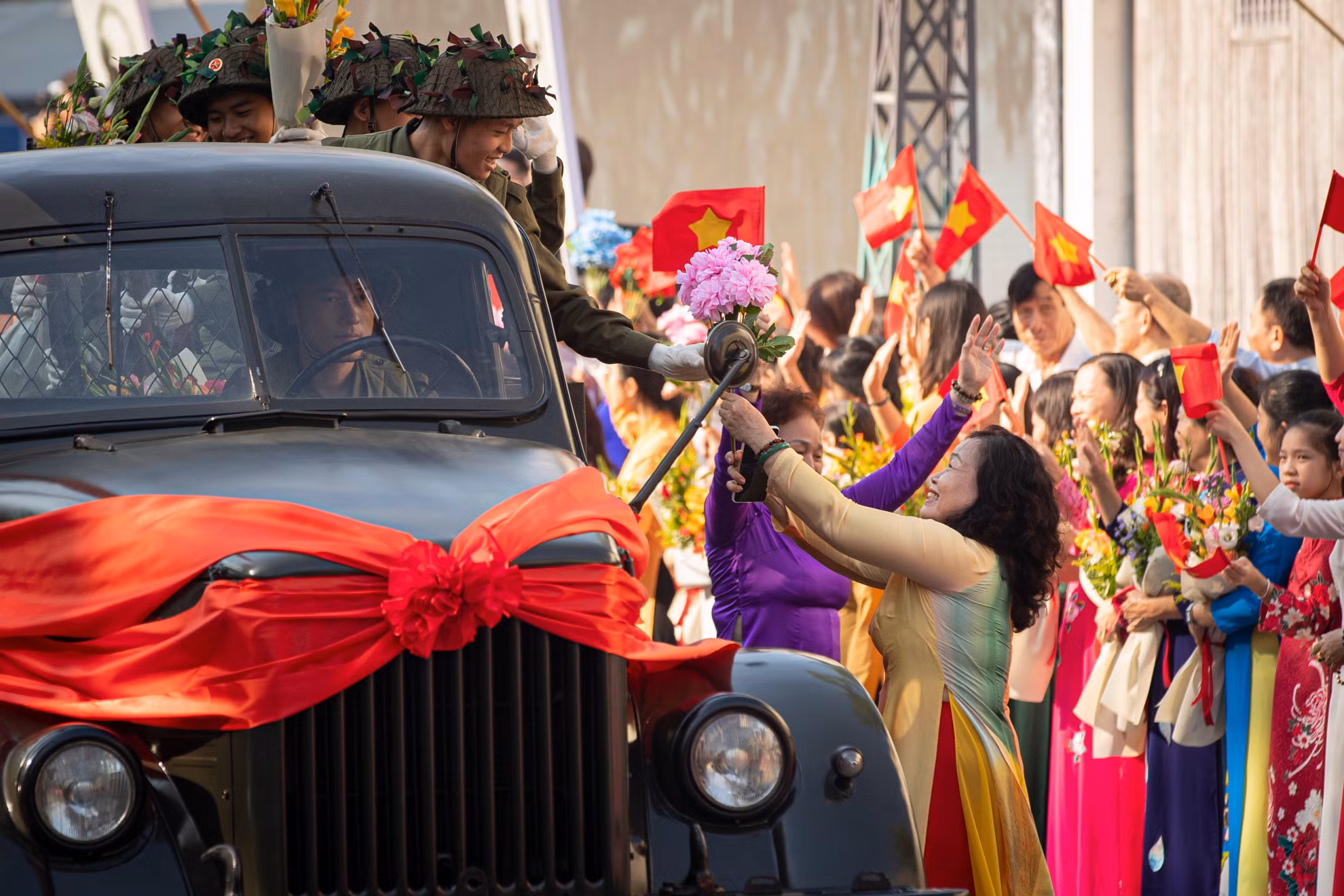 Khoảnh khắc hào hùng này được tái hiện bằng những màn biểu diễn thực cảnh quy mô lớn.