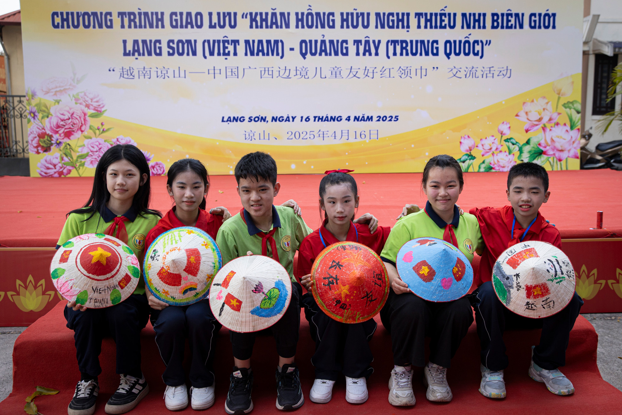 Học sinh hai nước Việt Nam - Trung Quốc chụp ảnh lưu niệm cùng những sản phẩm vô cùng ý nghĩa do chính các em tạo ra sau khi kết thúc hoạt động.