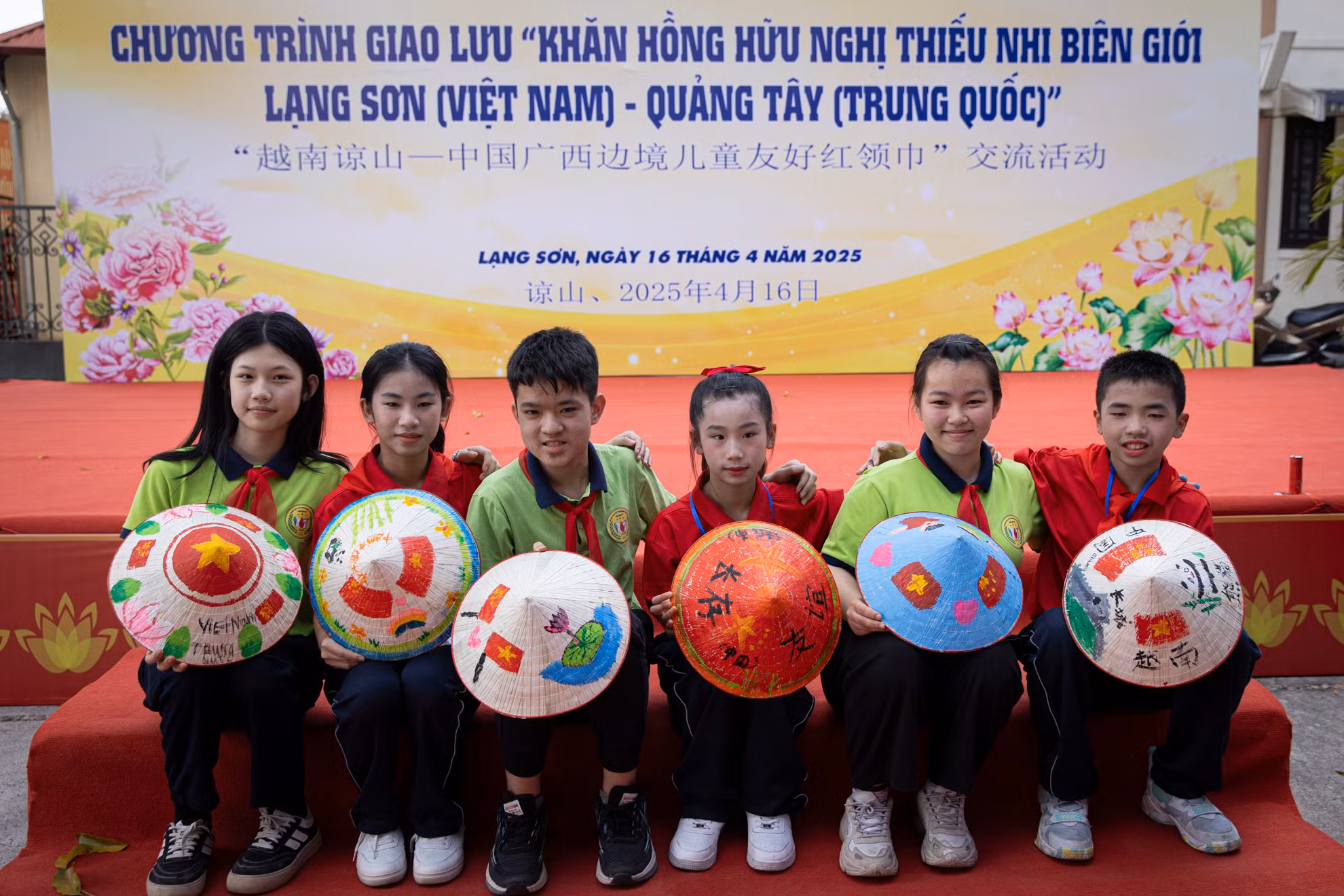 Học sinh hai nước Việt Nam - Trung Quốc chụp ảnh lưu niệm cùng những sản phẩm vô cùng ý nghĩa do chính các em tạo ra sau khi kết thúc hoạt động.