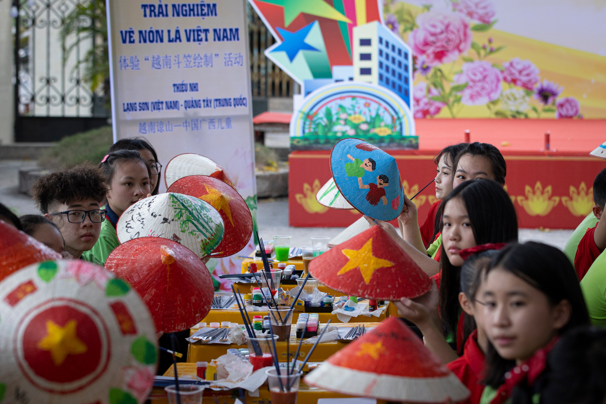 Các em học sinh hai nước khoe thành quả sáng tạo.