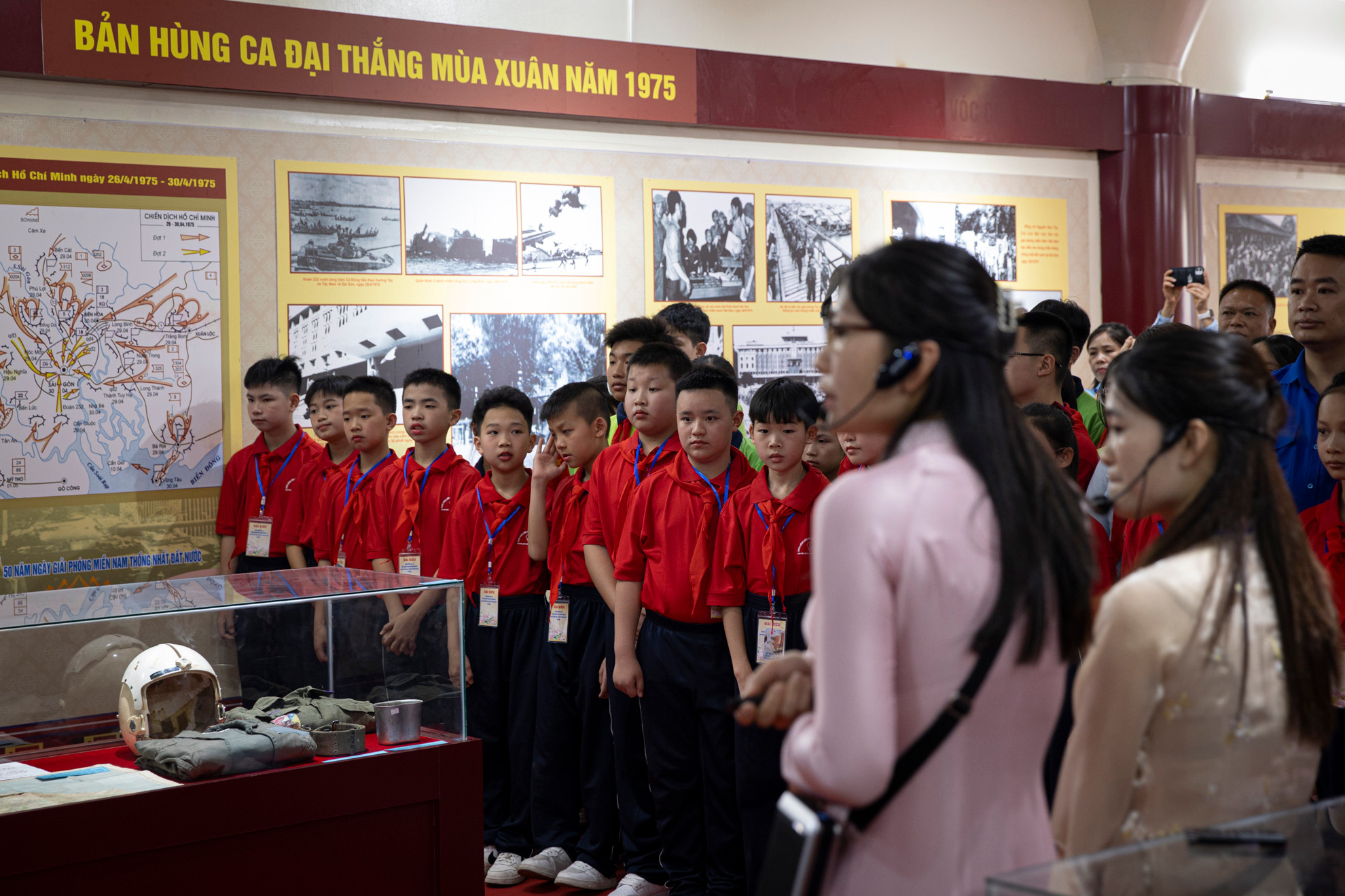 Các em học sinh thăm quan khu vực trưng bày chuyên đề "Giải phóng miền nam năm 1975 - Bản hùng ca đại thắng" của bảo tàng.