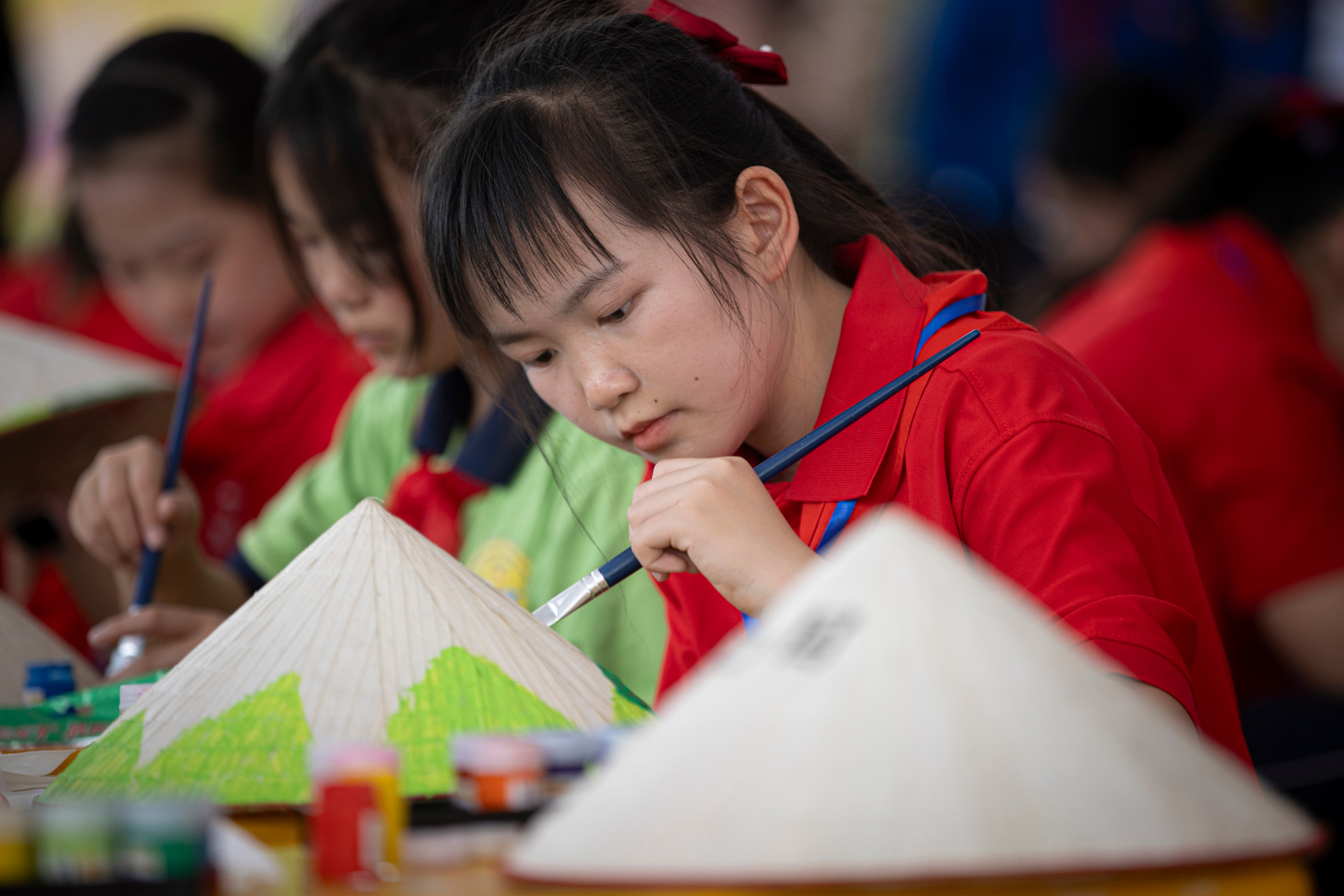 Trang trí nón lá Việt Nam là một hoạt động mang nhiều ý nghĩa.