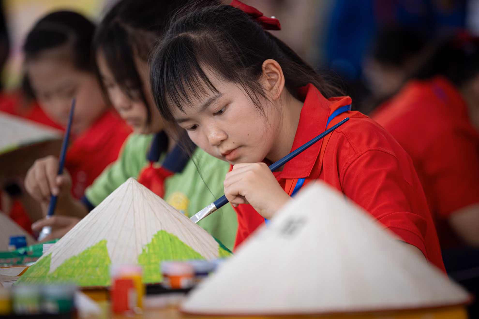 Trang trí nón lá Việt Nam là một hoạt động mang nhiều ý nghĩa.