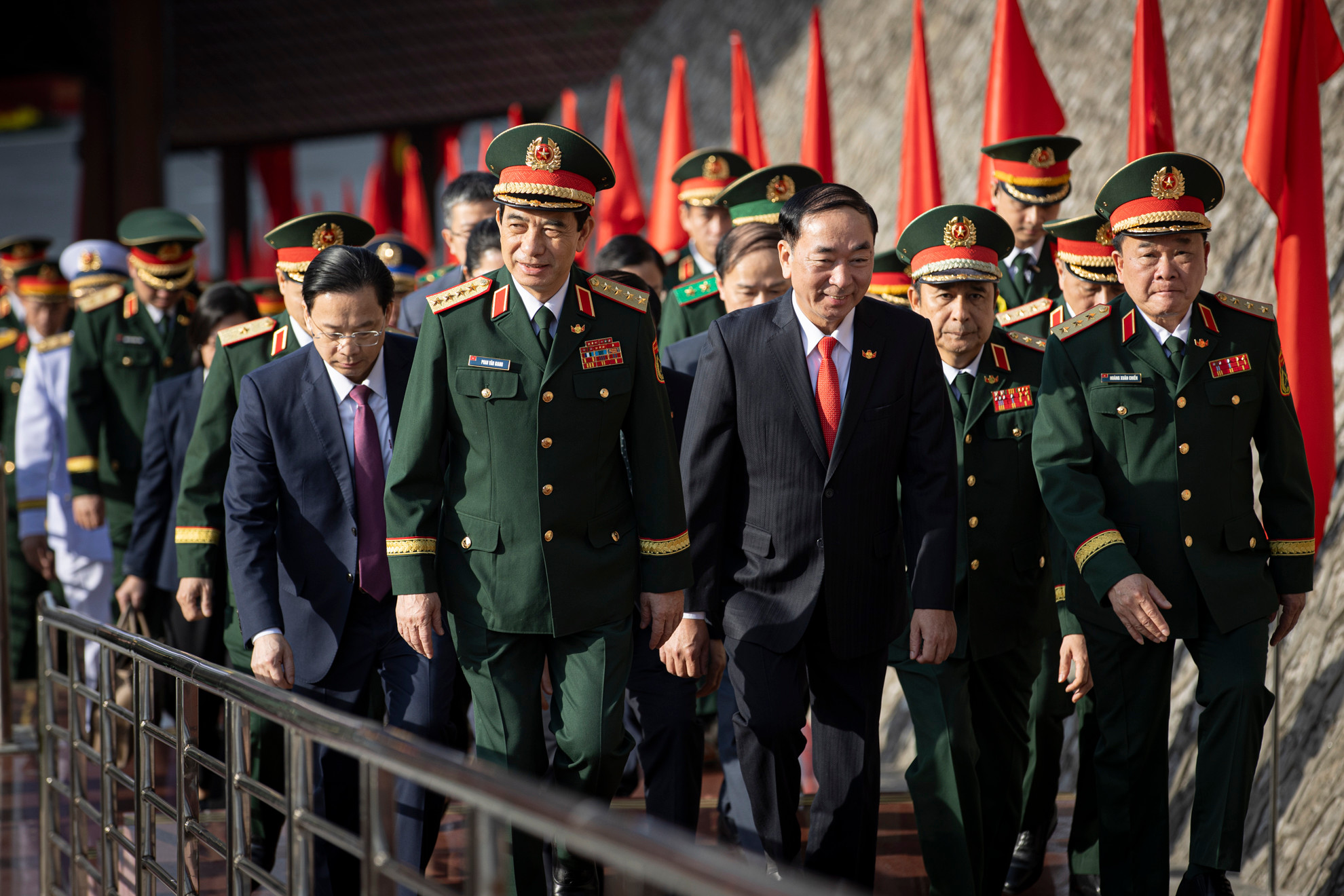 Các đại biểu di chuyển đến khu vực cột mốc 1116.