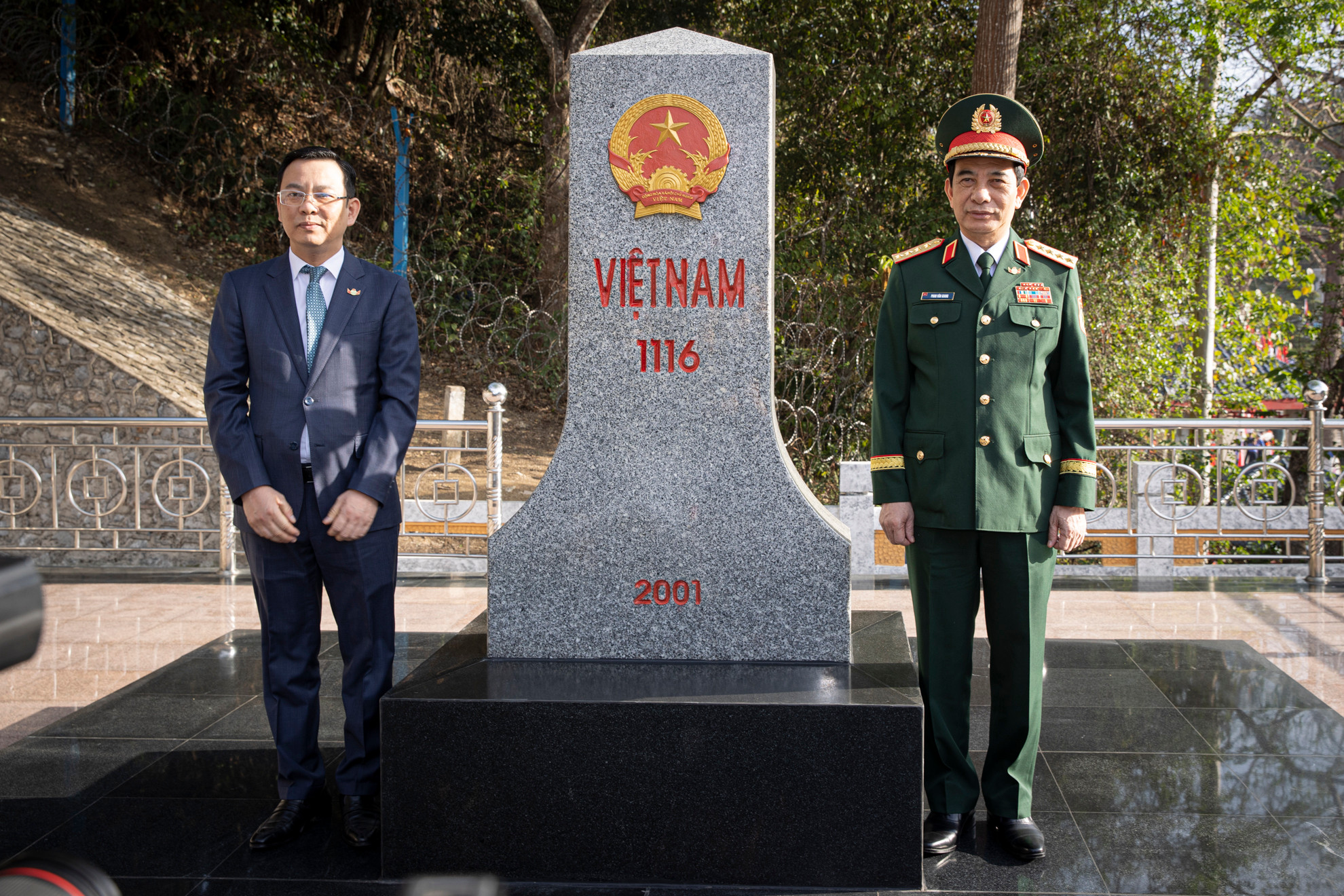 Các đại biểu chụp ảnh lưu niệm tại cột mốc 1116.